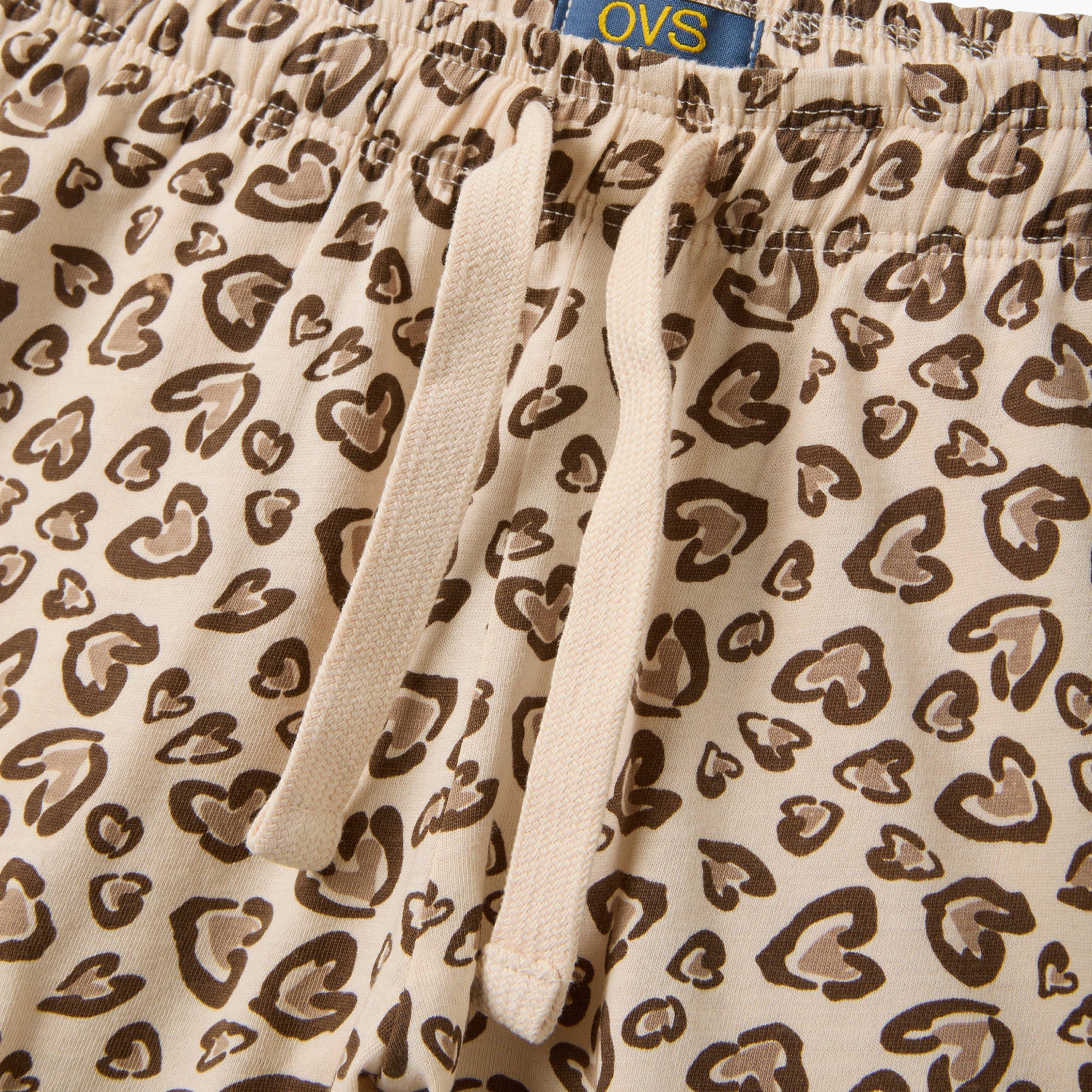 شورت مع برباط وخصر مرن وطبعة قلوب من أوه في إس-girls-clothing-bottoms-shorts-image-4
