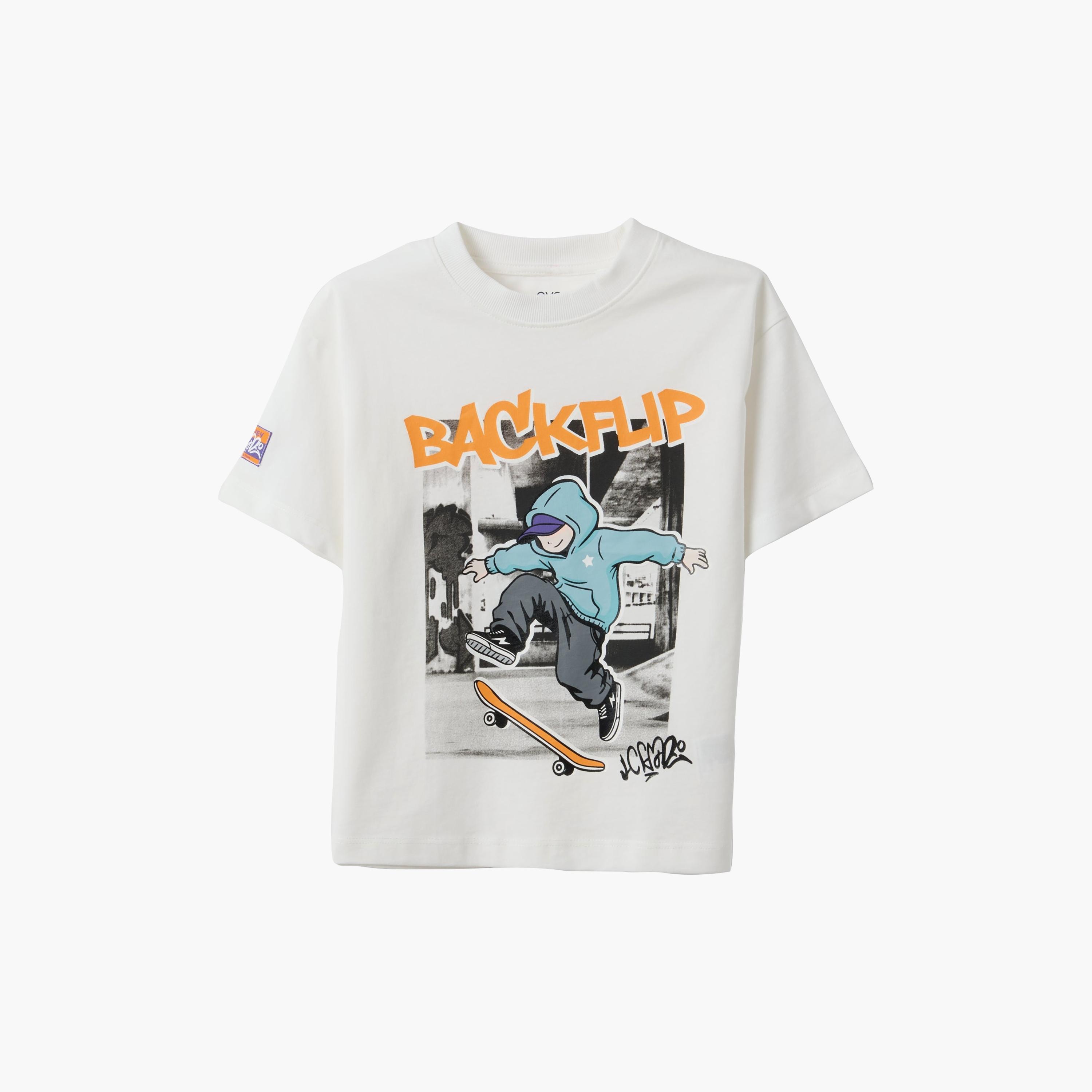 تيشيرت قطن أوفرايزد بأكمام قصيرة وطبعة من أو في إس-boys-clothing-tshirtsandpolos-image-4