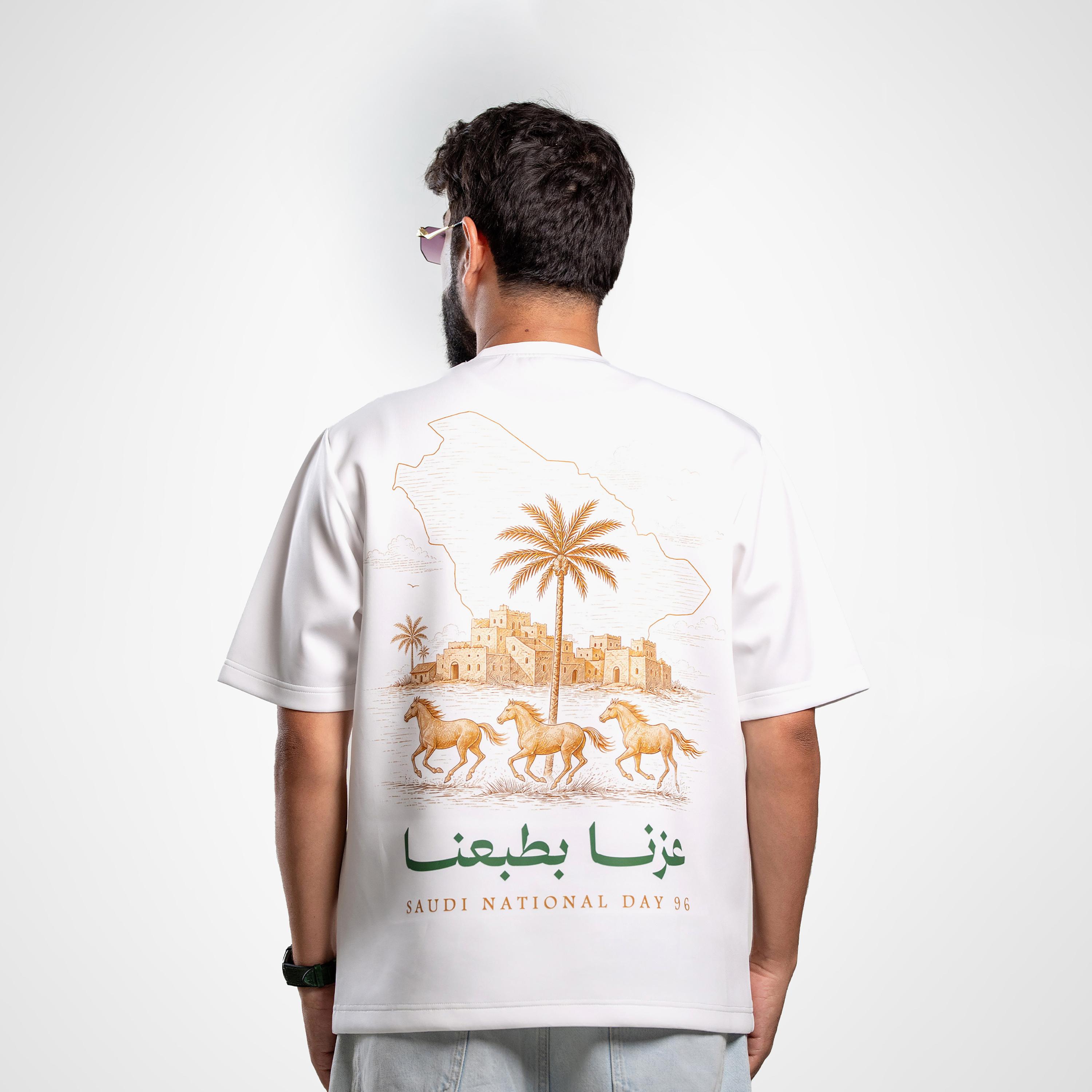 تي شيرت رجالي من sanefn بطبعة خيول تراثية وبياقة دائرية وأكمام قصيرة لليوم الوطني السعودي-men-clothing-tshirtsandpolos-tshirts-image-3