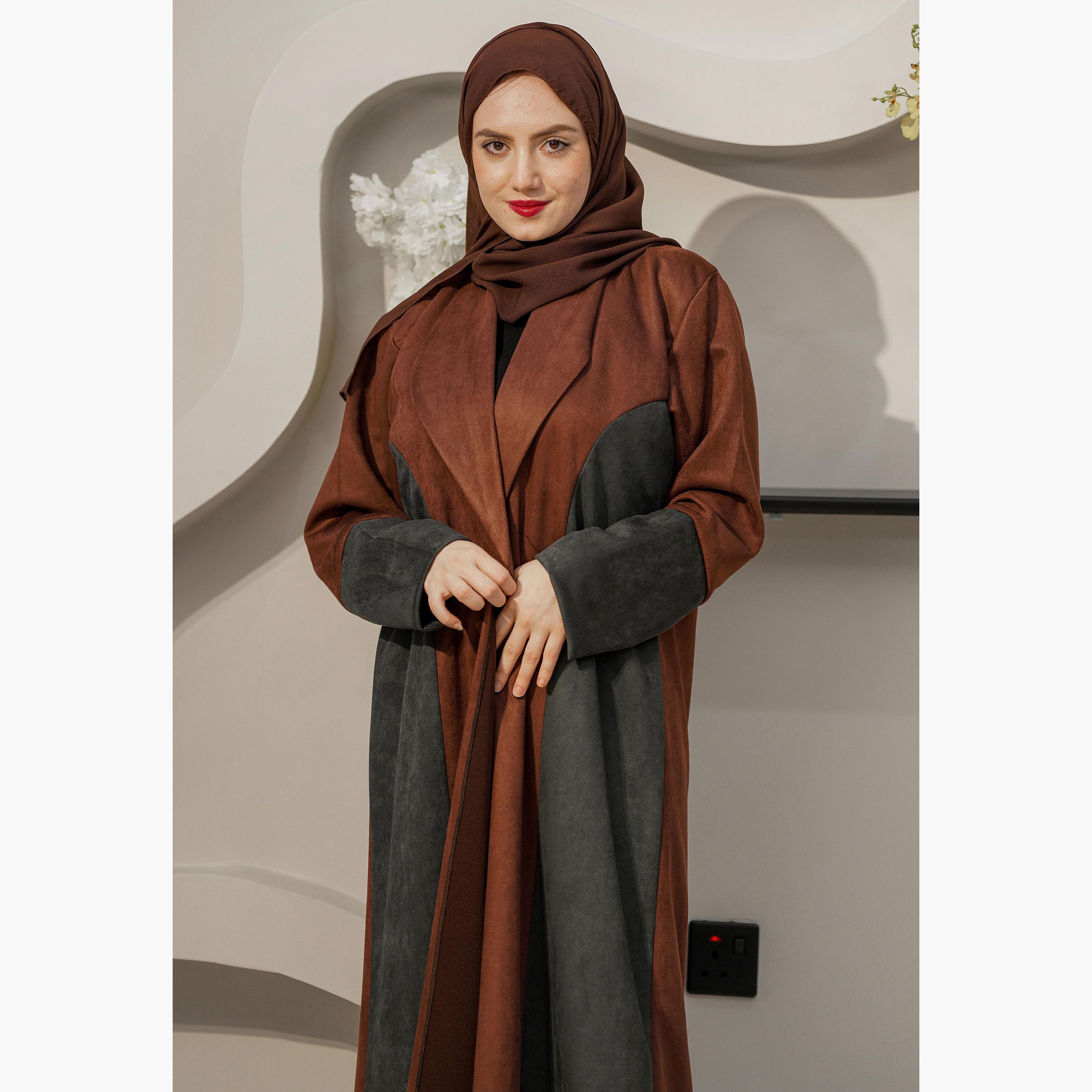 عباية نسائية بنية اللون بياقة طية السترة متباينة اللون مع حجاب من زاهية-women-arabicclothing-abayas-image-2