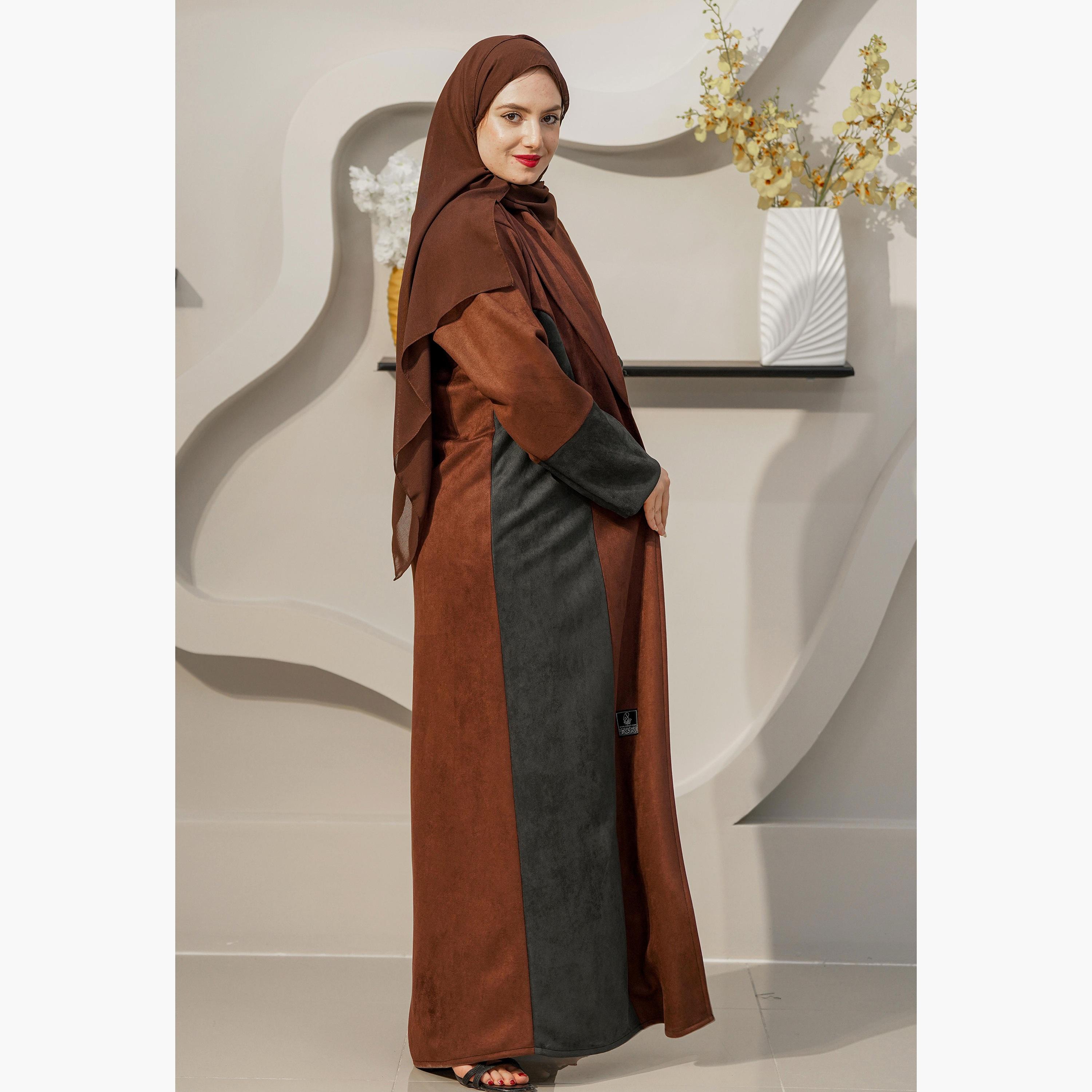 عباية نسائية بنية اللون بياقة طية السترة متباينة اللون مع حجاب من زاهية-women-arabicclothing-abayas-image-3
