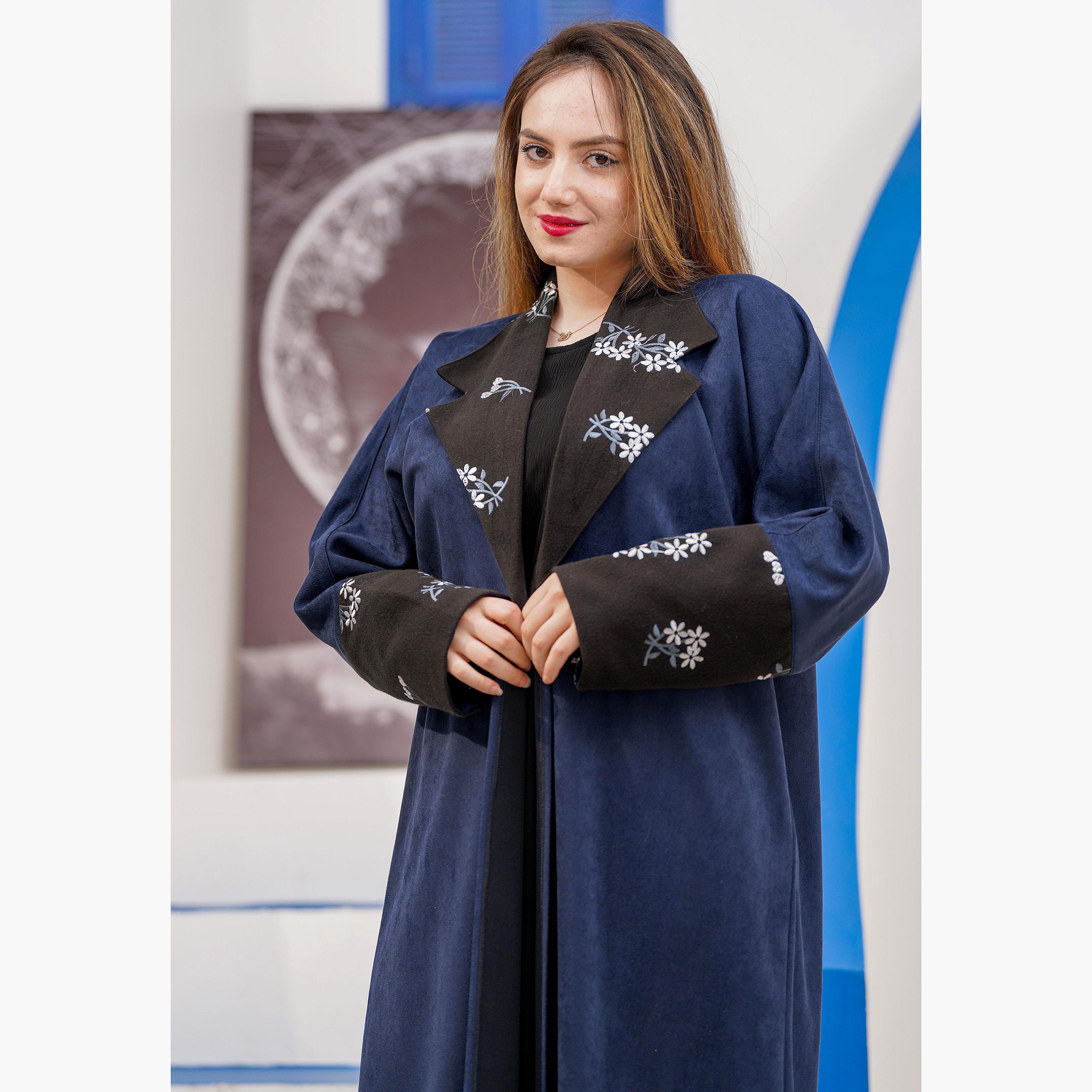 عباية نسائية كحلية اللون بياقة طية السترة مطرزة بأكمام متباينة اللون من زاهية-women-arabicclothing-abayas-image-2