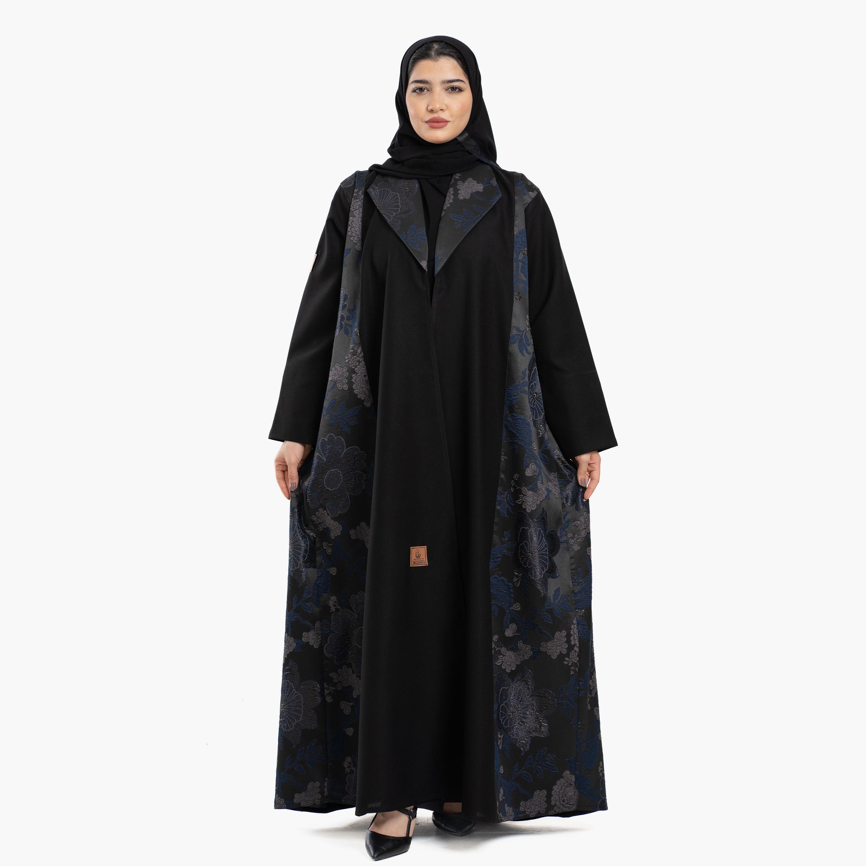 عباية نسائية على طراز بليزر باللون الأسود بياقة مطوية وألواح بطبعة ورود مع طرحة من زاهية-women-arabicclothing-abayas-image-1