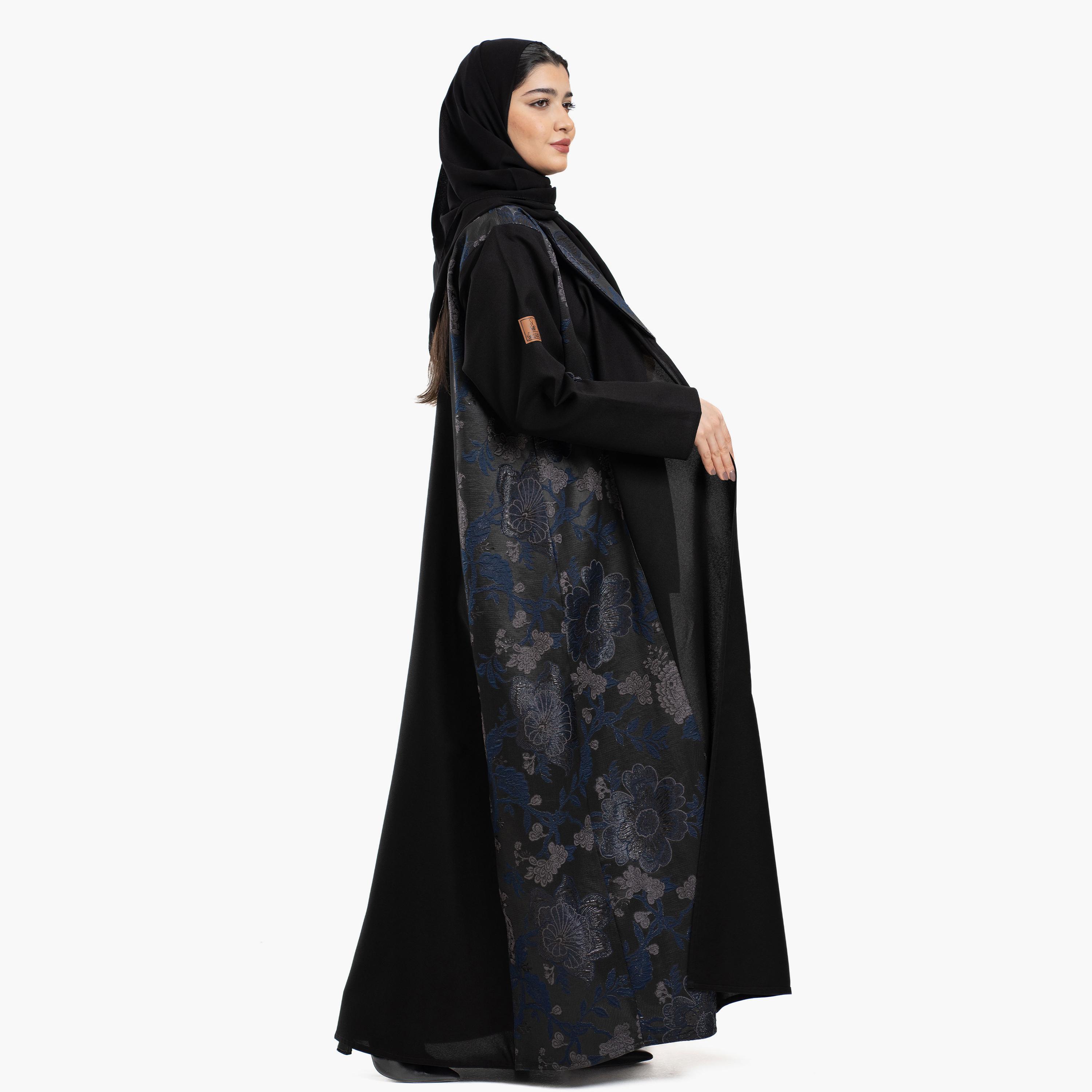 عباية نسائية على طراز بليزر باللون الأسود بياقة مطوية وألواح بطبعة ورود مع طرحة من زاهية-women-arabicclothing-abayas-image-2