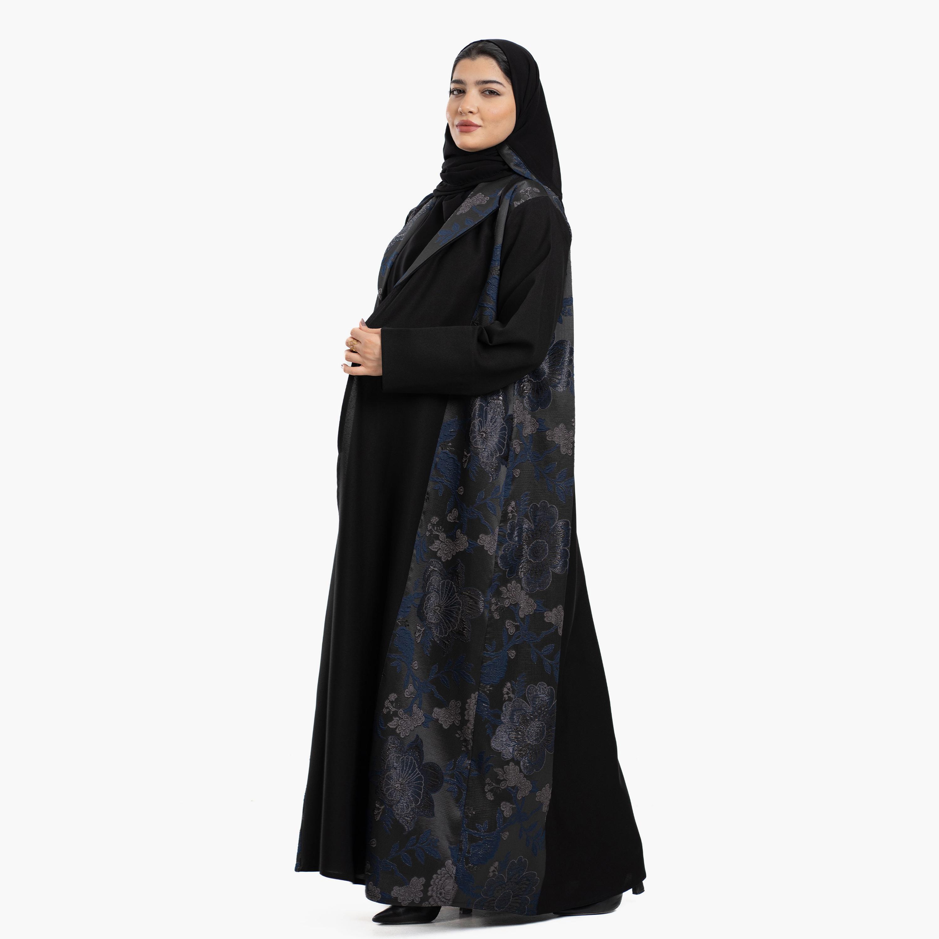 عباية نسائية على طراز بليزر باللون الأسود بياقة مطوية وألواح بطبعة ورود مع طرحة من زاهية-women-arabicclothing-abayas-image-3