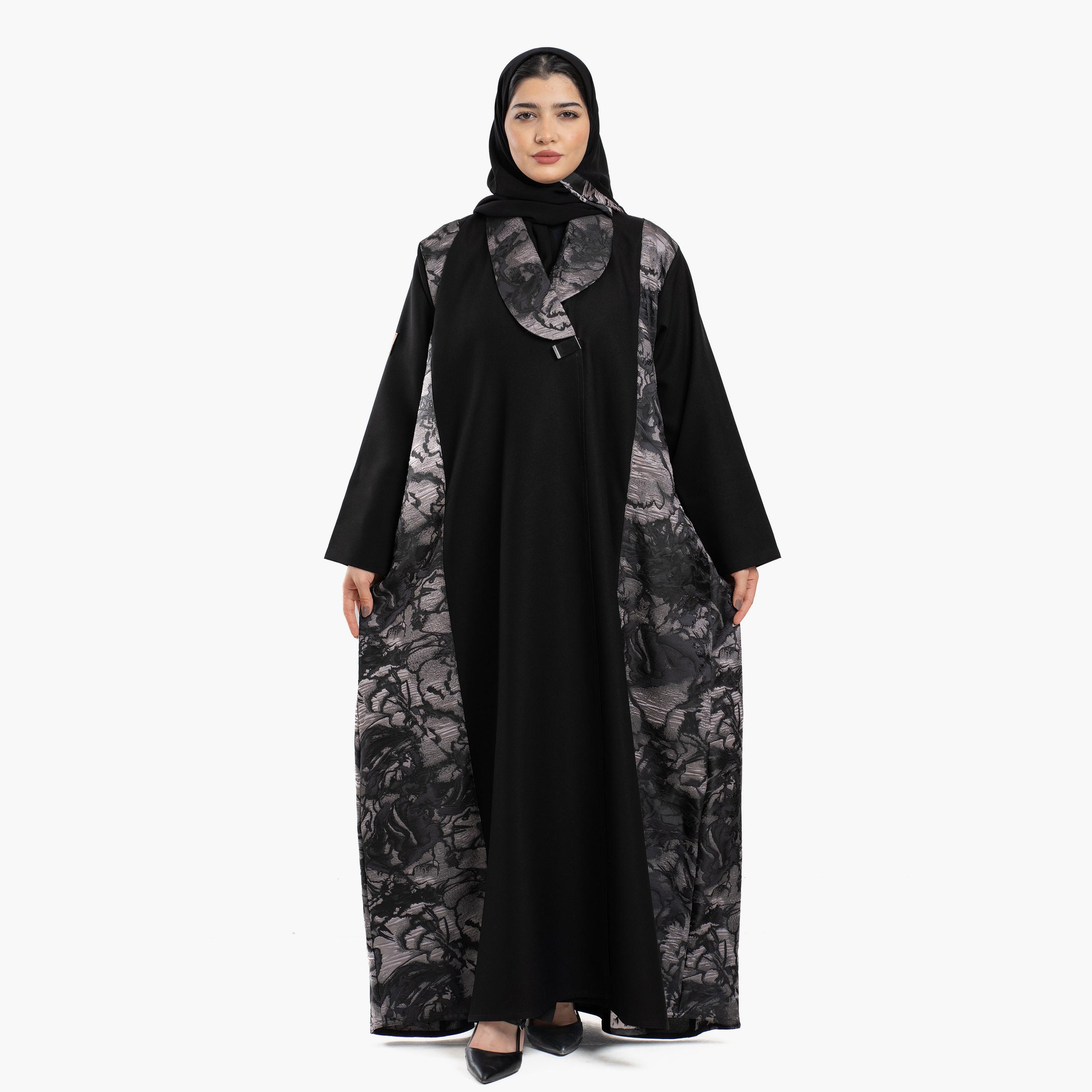 عباية نسائية على طراز بليزر باللون الأسود بياقة مطوية وألواح بطبعة ورود مع طرحة من زاهية-women-arabicclothing-abayas-image-1