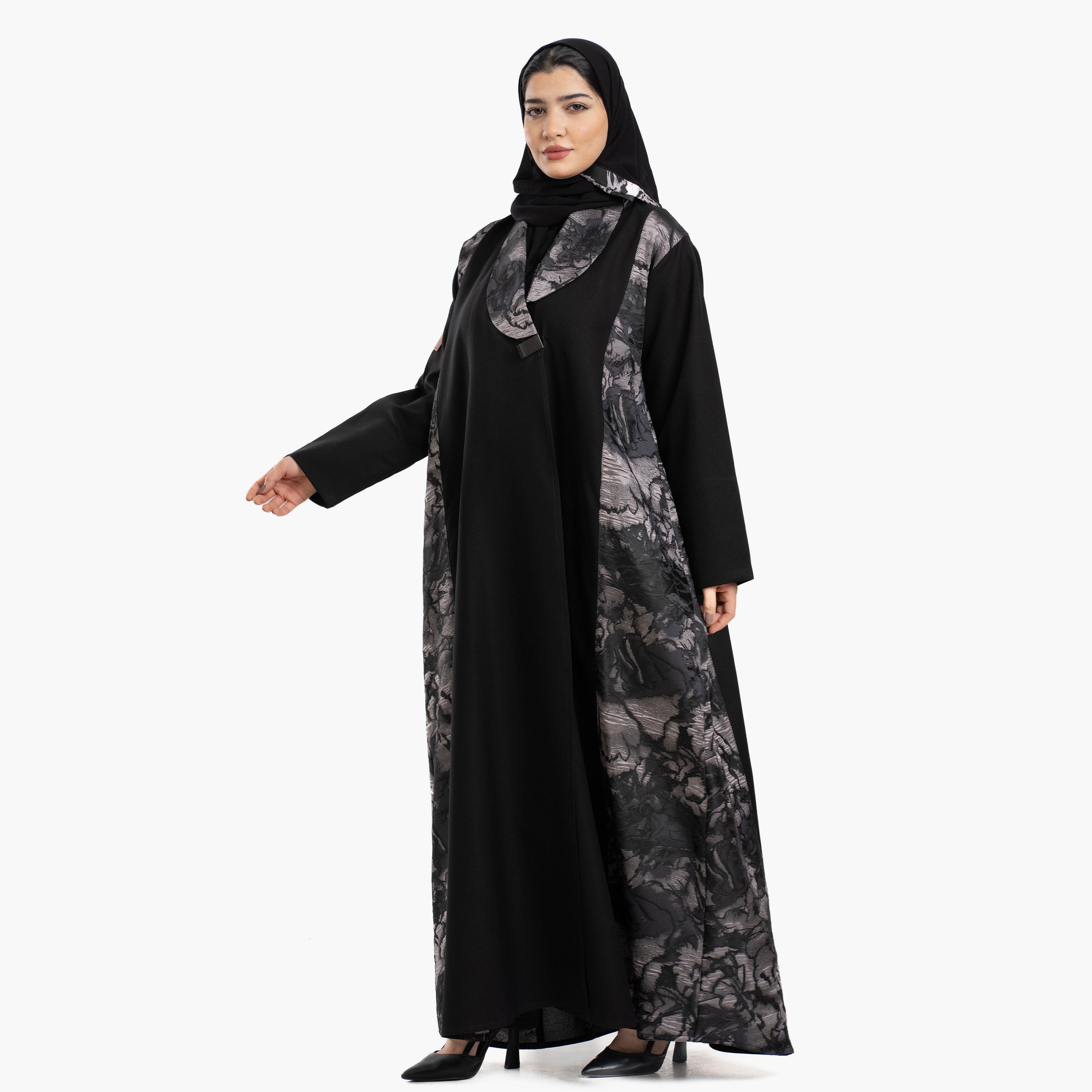 عباية نسائية على طراز بليزر باللون الأسود بياقة مطوية وألواح بطبعة ورود مع طرحة من زاهية-women-arabicclothing-abayas-image-2