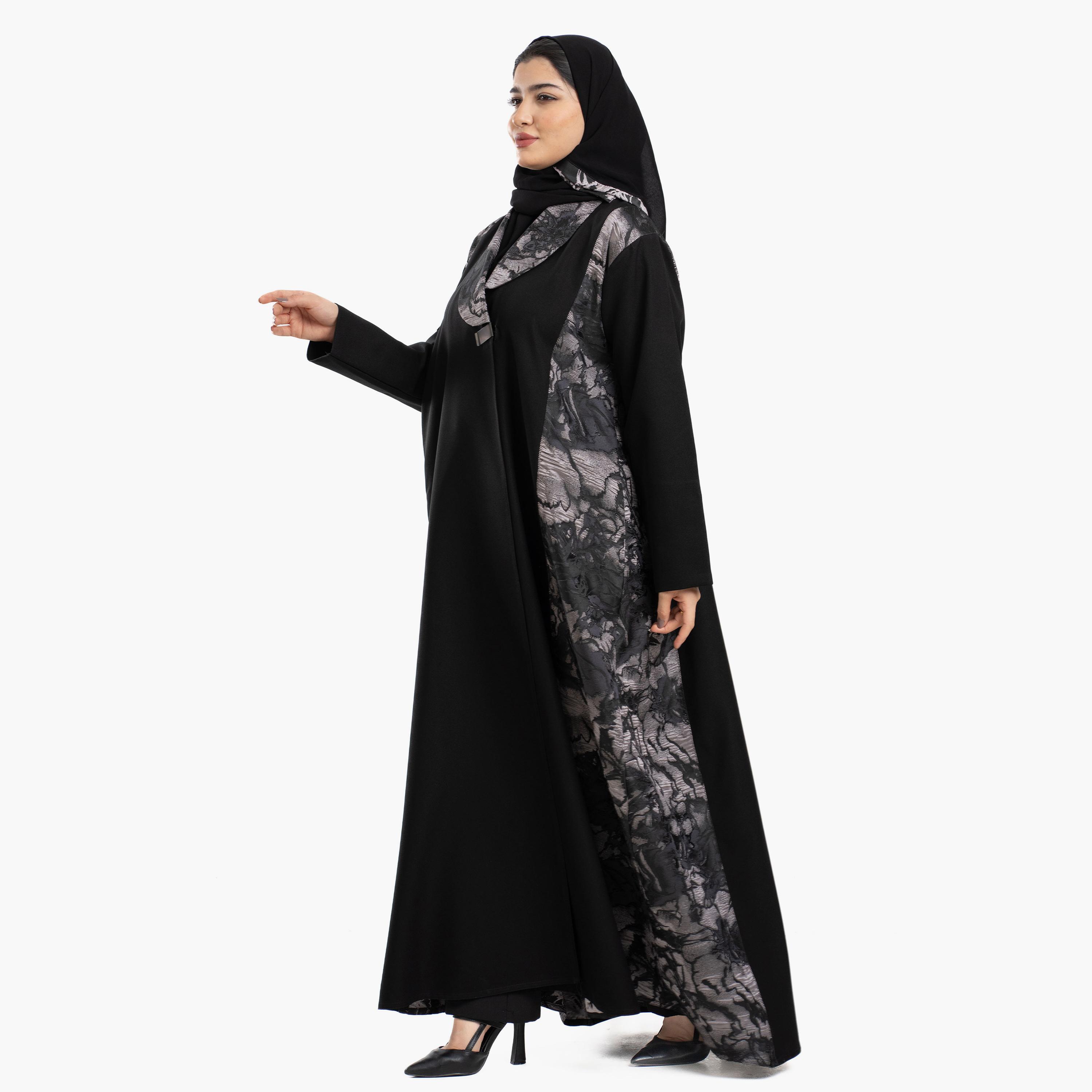 عباية نسائية على طراز بليزر باللون الأسود بياقة مطوية وألواح بطبعة ورود مع طرحة من زاهية-women-arabicclothing-abayas-image-3