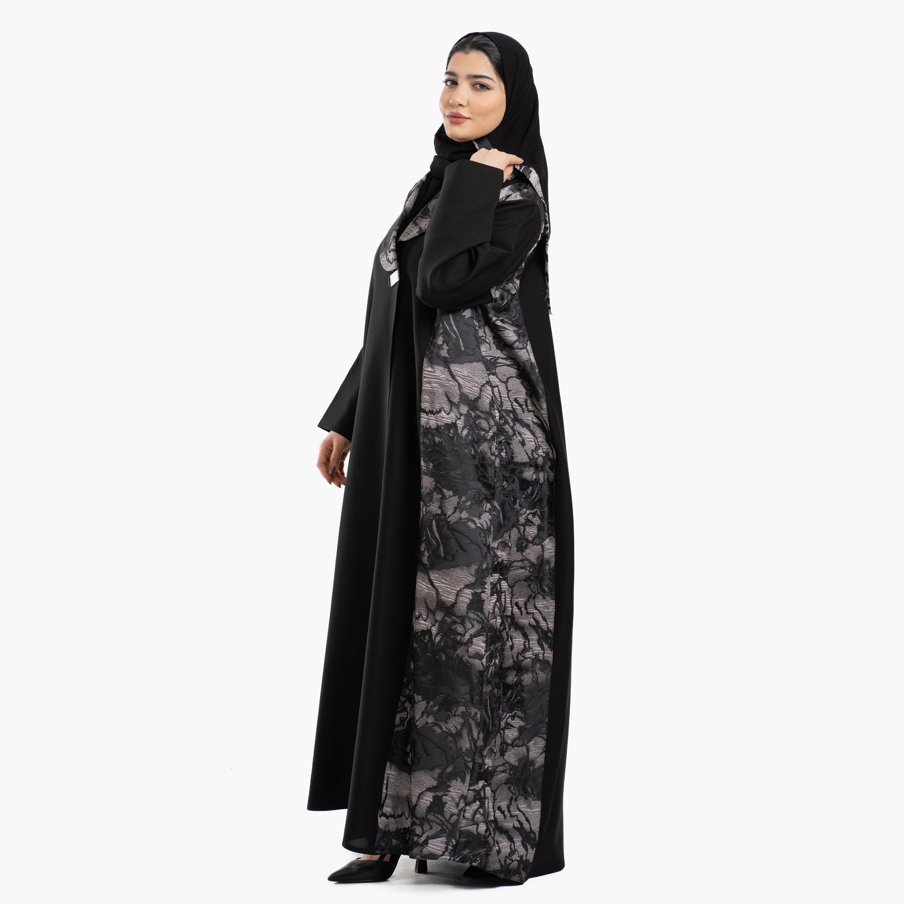 عباية نسائية على طراز بليزر باللون الأسود بياقة مطوية وألواح بطبعة ورود مع طرحة من زاهية-women-arabicclothing-abayas-image-4