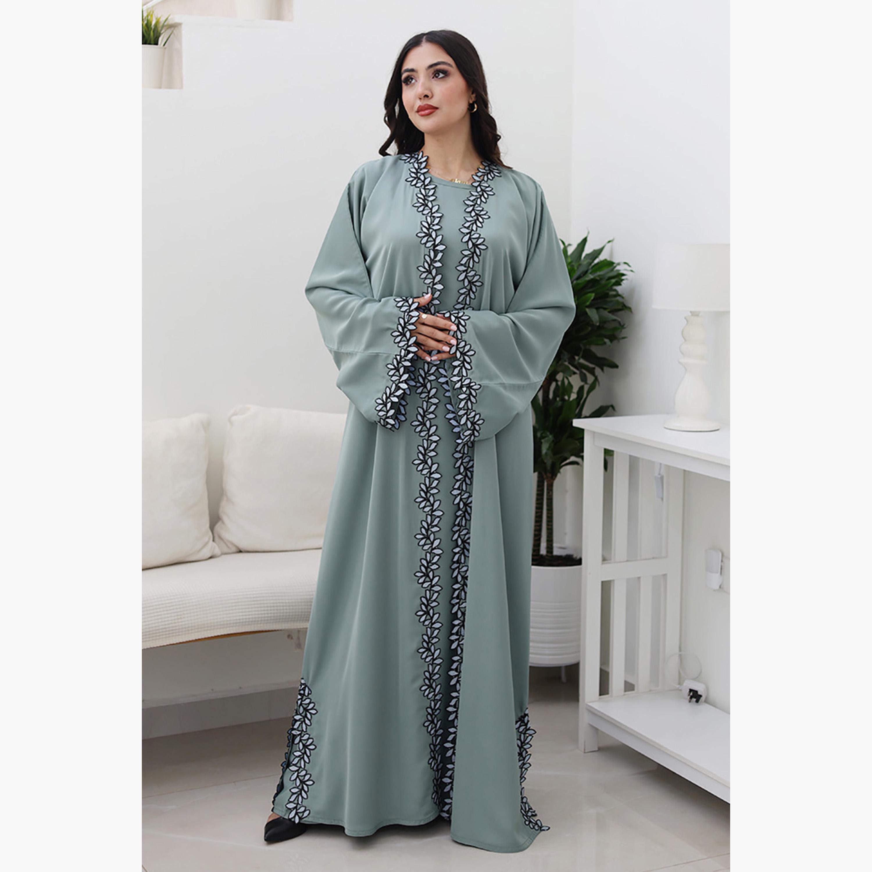 عباءة سهرة نسائية مطرزة بالزهور ودانتيل من قماش نيدا بأكمام واسعة من نُخبة-women-arabicclothing-abayas-image-1