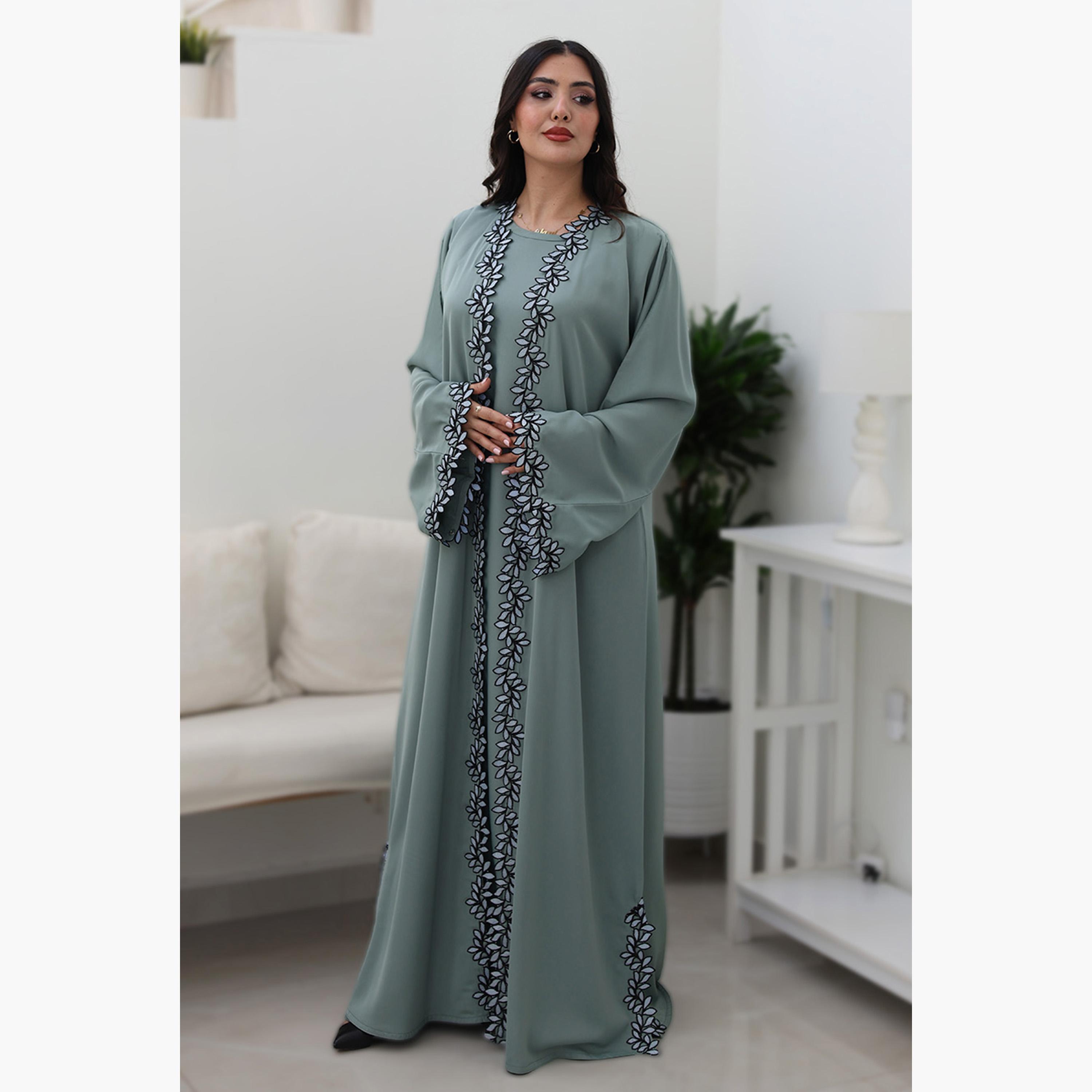 عباءة سهرة نسائية مطرزة بالزهور ودانتيل من قماش نيدا بأكمام واسعة من نُخبة-women-arabicclothing-abayas-image-3