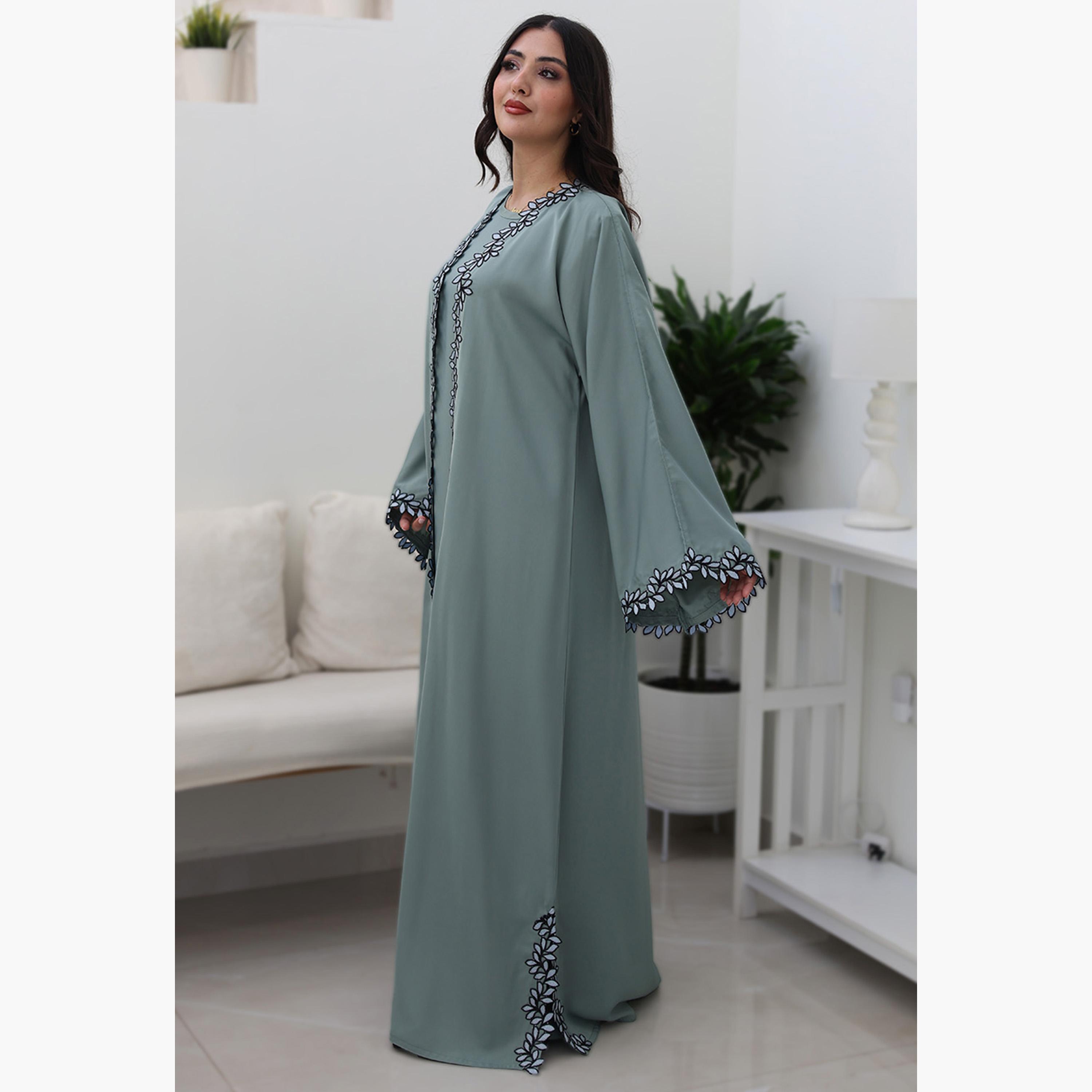 عباءة سهرة نسائية مطرزة بالزهور ودانتيل من قماش نيدا بأكمام واسعة من نُخبة-women-arabicclothing-abayas-image-4