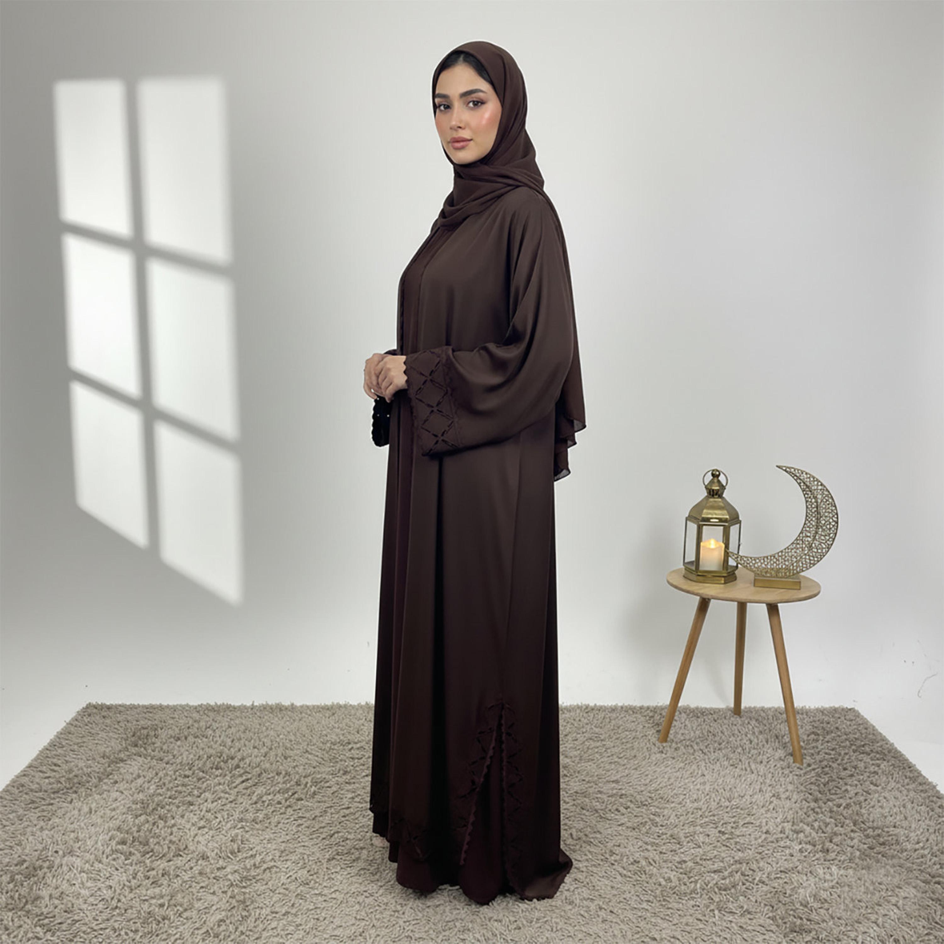 عباءة نسائية "نيدا" بنية بأكمام واسعة وتفاصيل "كات وورك" مع فستان داخلي وحجاب من نخبة-women-arabicclothing-abayas-image-3