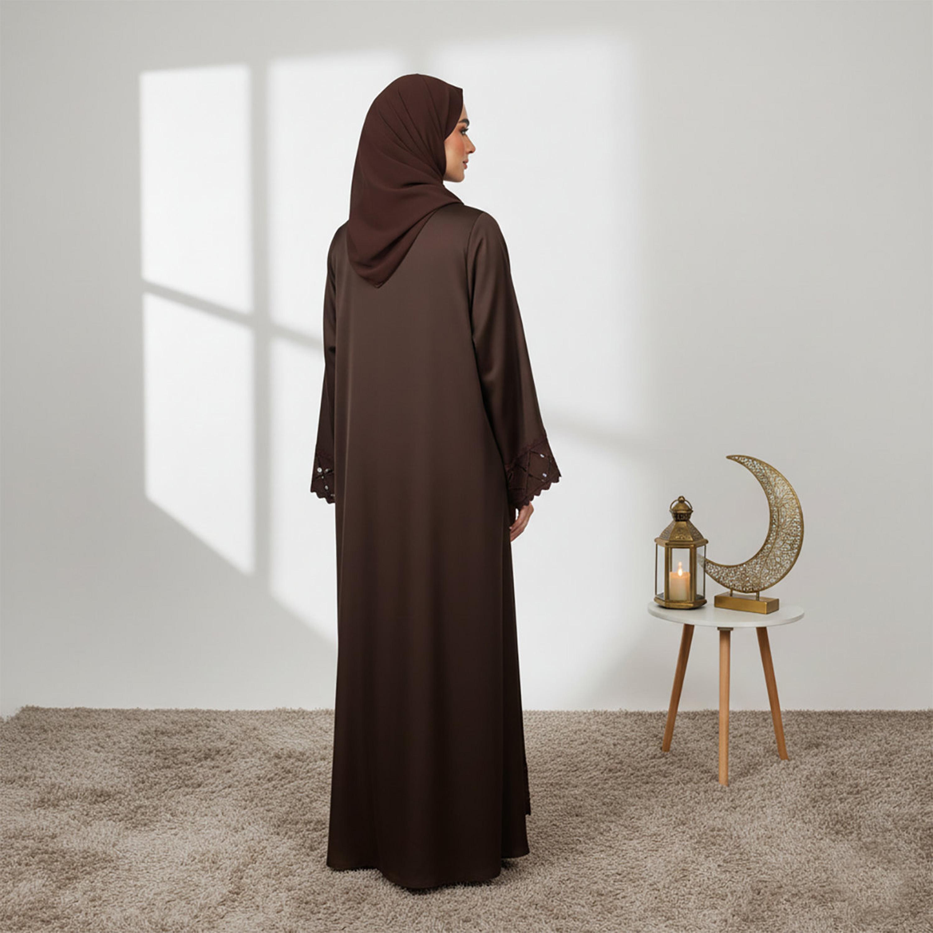 عباءة نسائية "نيدا" بنية بأكمام واسعة وتفاصيل "كات وورك" مع فستان داخلي وحجاب من نخبة-women-arabicclothing-abayas-image-4