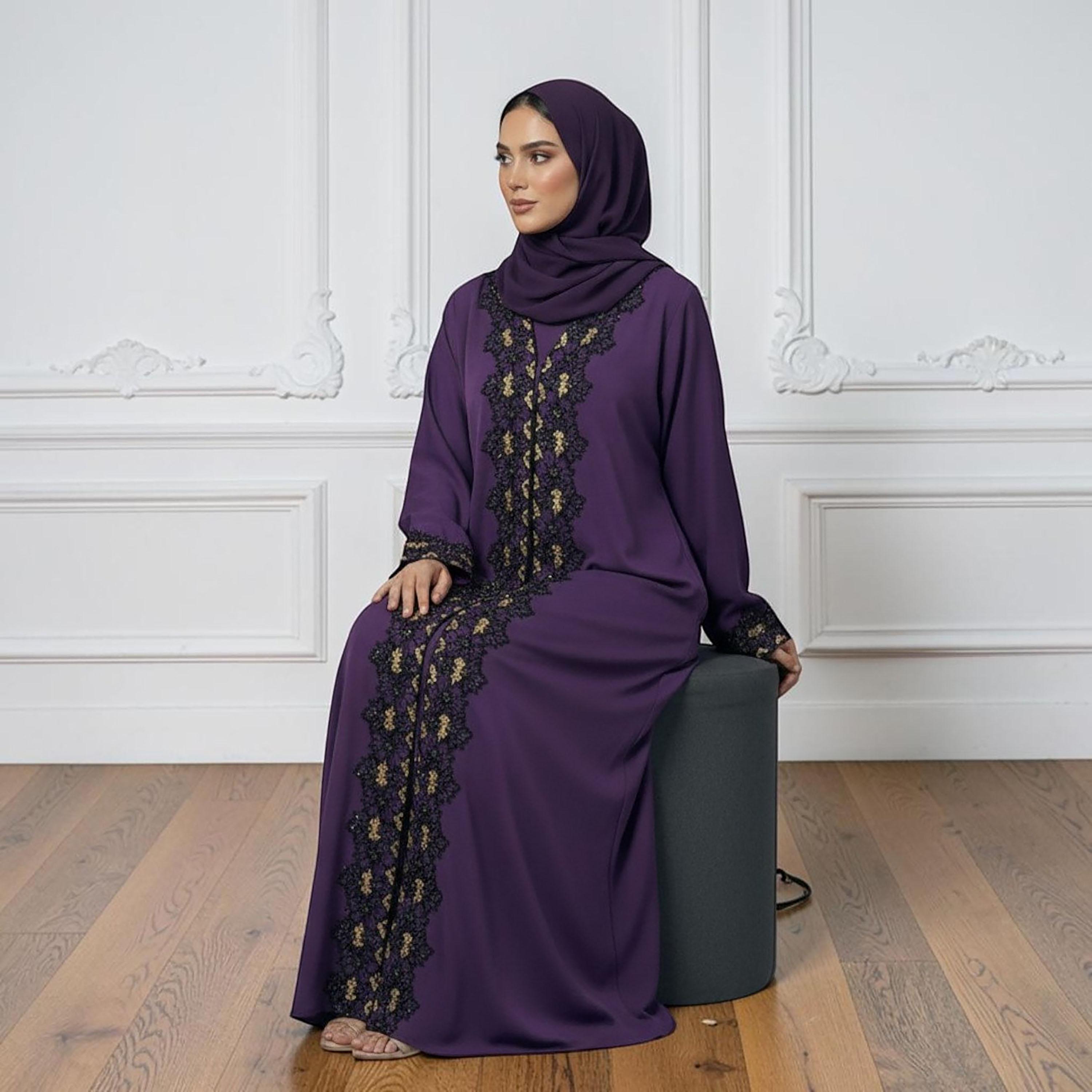 عباءة سهرة نسائية من قماش الندى بدانتيل الزهور بلون أرجواني مع حجاب وفستان داخلي متناسق من نخبة-women-arabicclothing-abayas-image-3