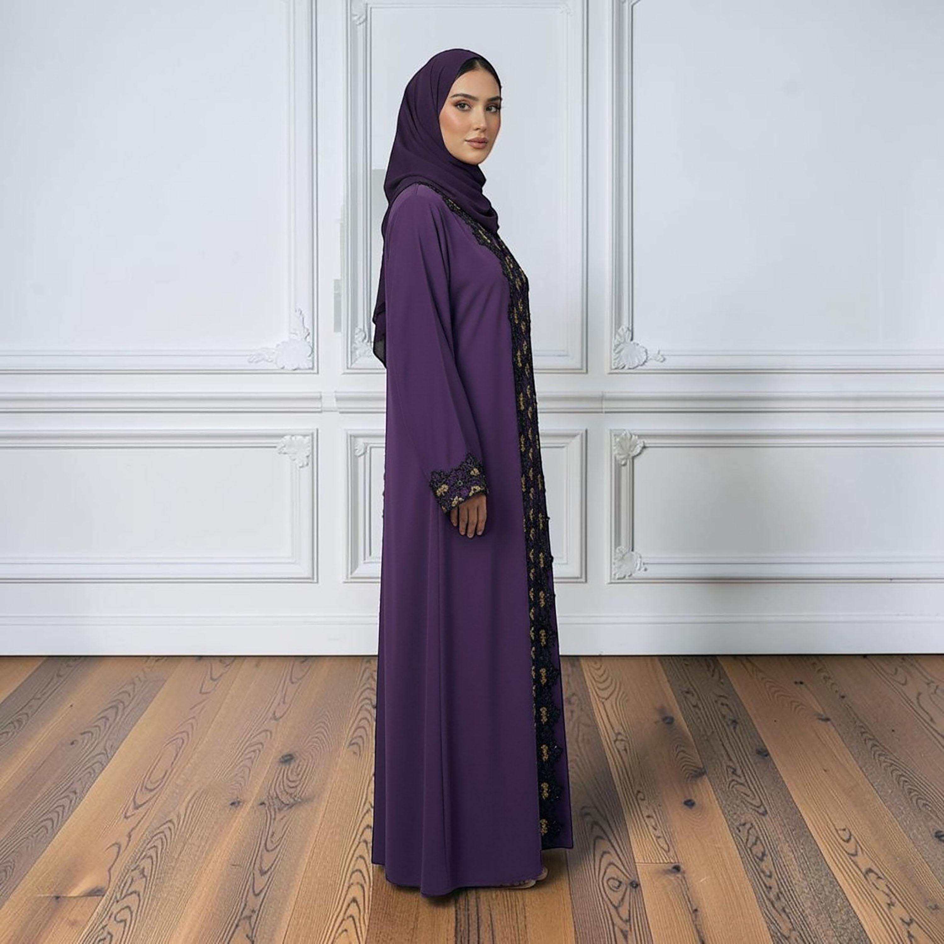 عباءة سهرة نسائية من قماش الندى بدانتيل الزهور بلون أرجواني مع حجاب وفستان داخلي متناسق من نخبة-women-arabicclothing-abayas-image-4