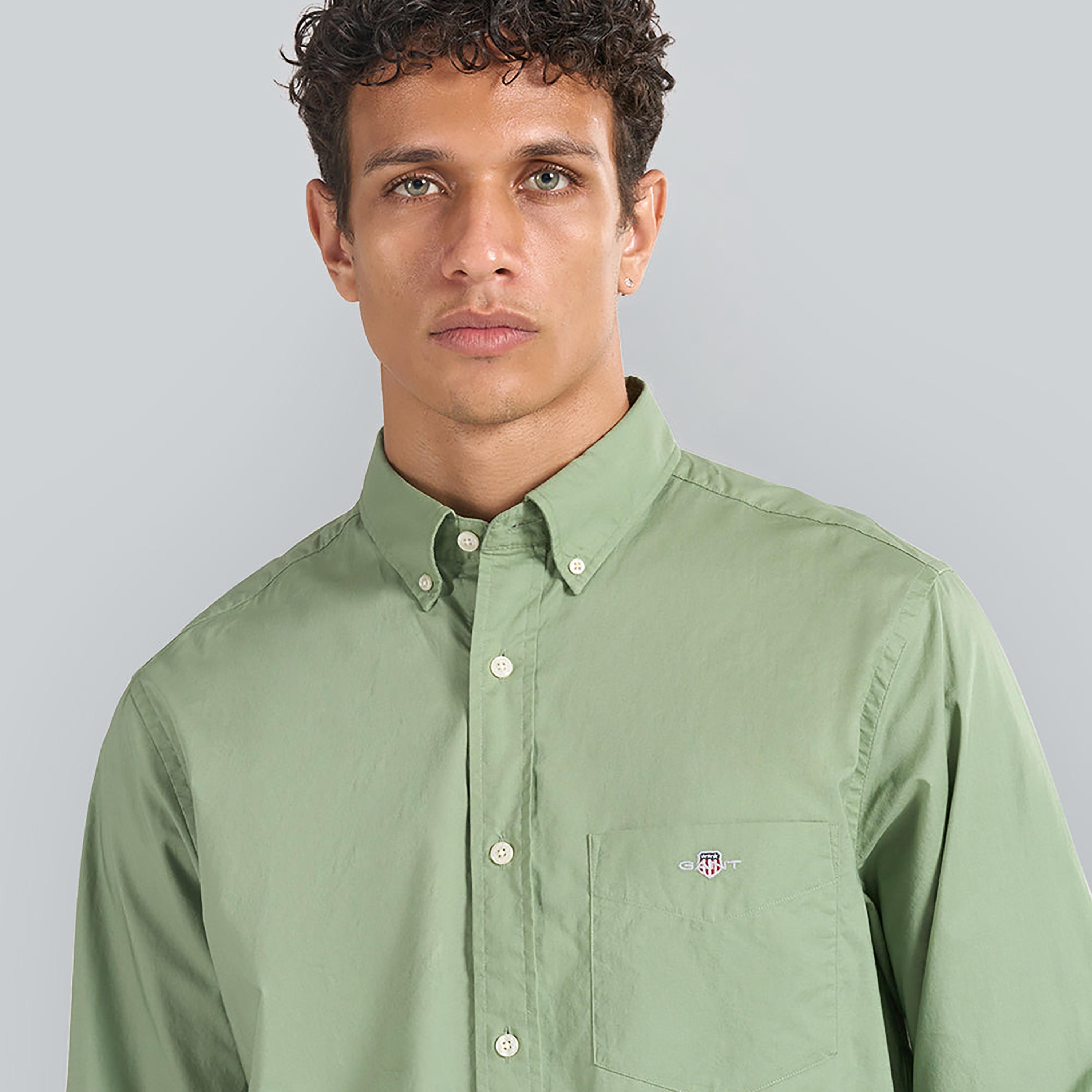 قميص بوبلين رجالي بقصة عادية بياقة بأزرار وأكمام طويلة، سادة من جانت-men-clothing-shirts-image-2