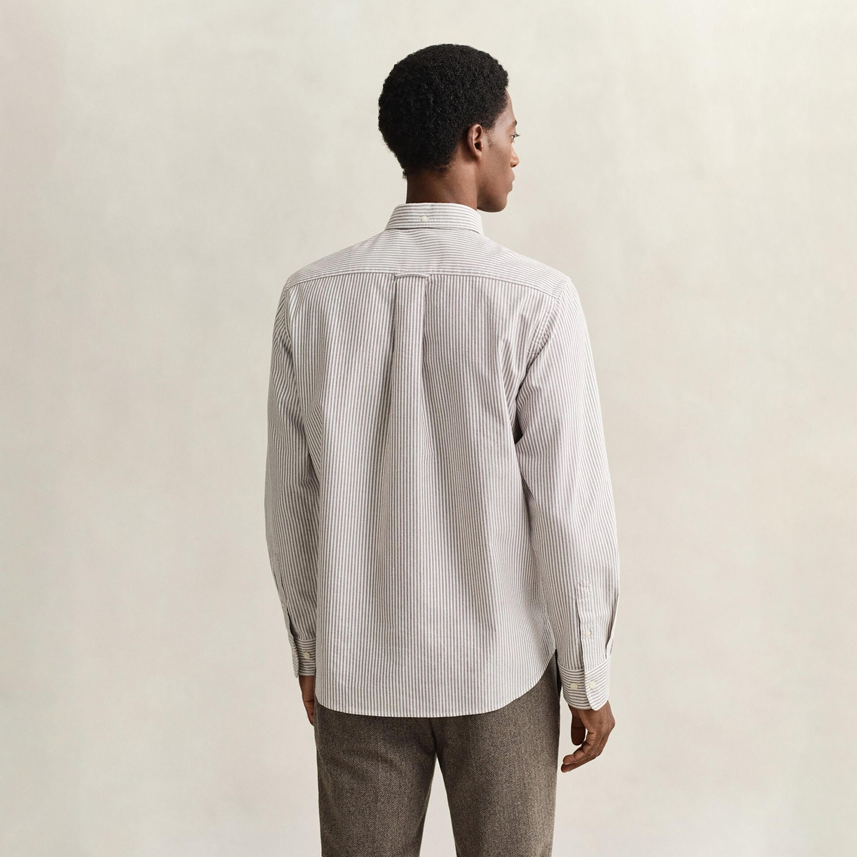 قميص رجالي مخطط بقصة عادية وأكمام طويلة وياقة بأزرار سفلية من Gant-men-clothing-shirts-image-4