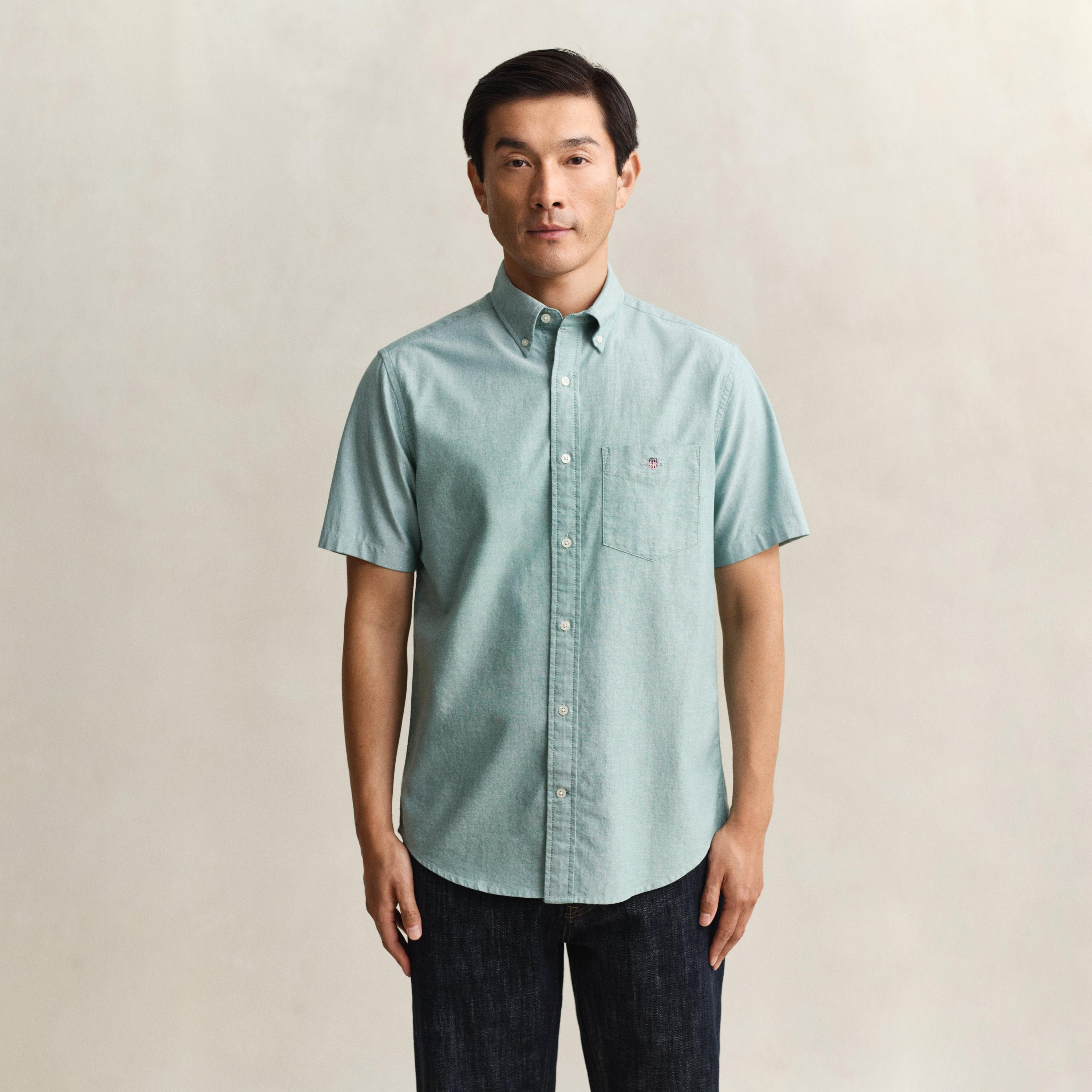 قميص أكسفورد رجالي بقصة عادية بياقة بأزرار وأكمام قصيرة، سادة من جانت-men-clothing-shirts-image-9