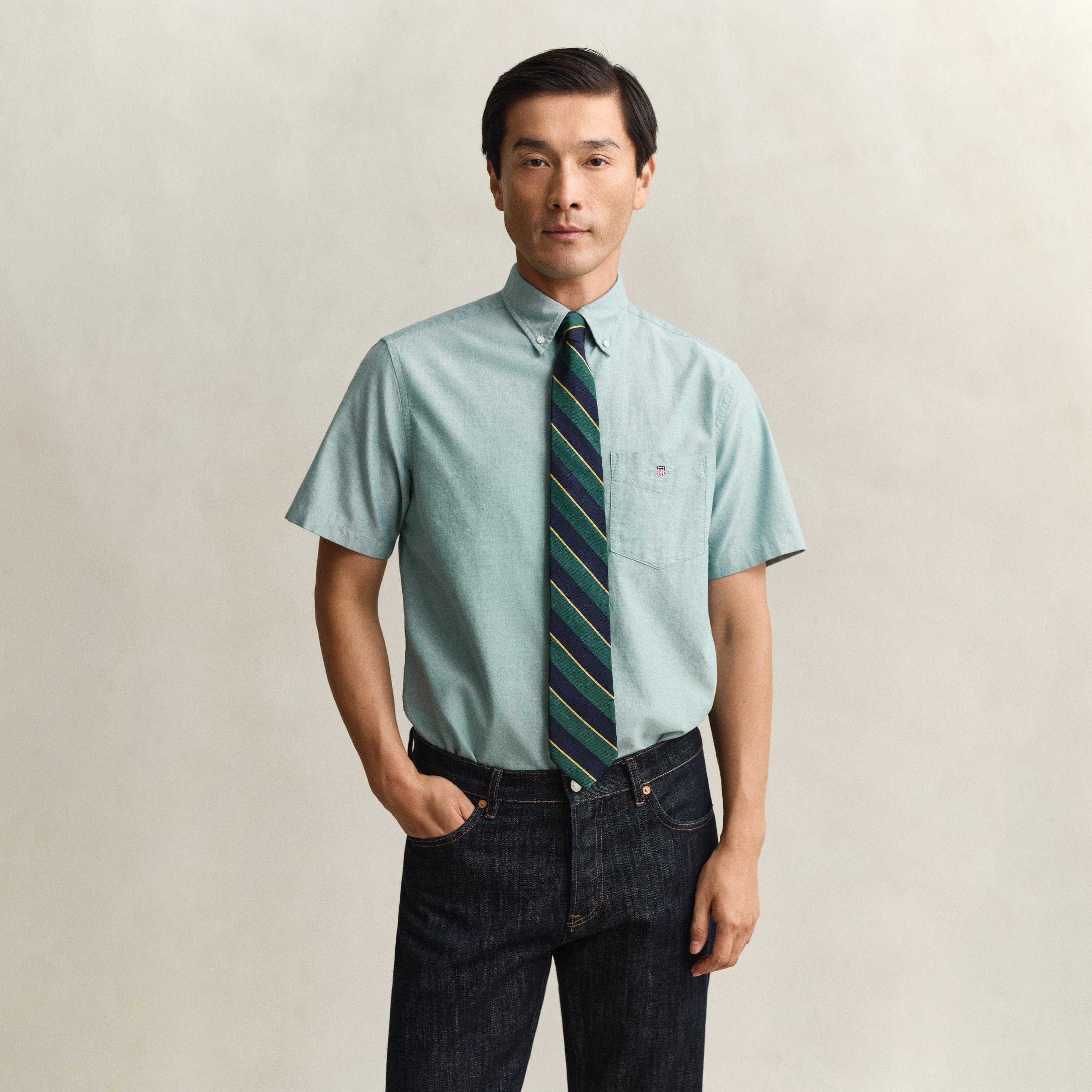 قميص أكسفورد رجالي بقصة عادية بياقة بأزرار وأكمام قصيرة، سادة من جانت-men-clothing-shirts-image-12