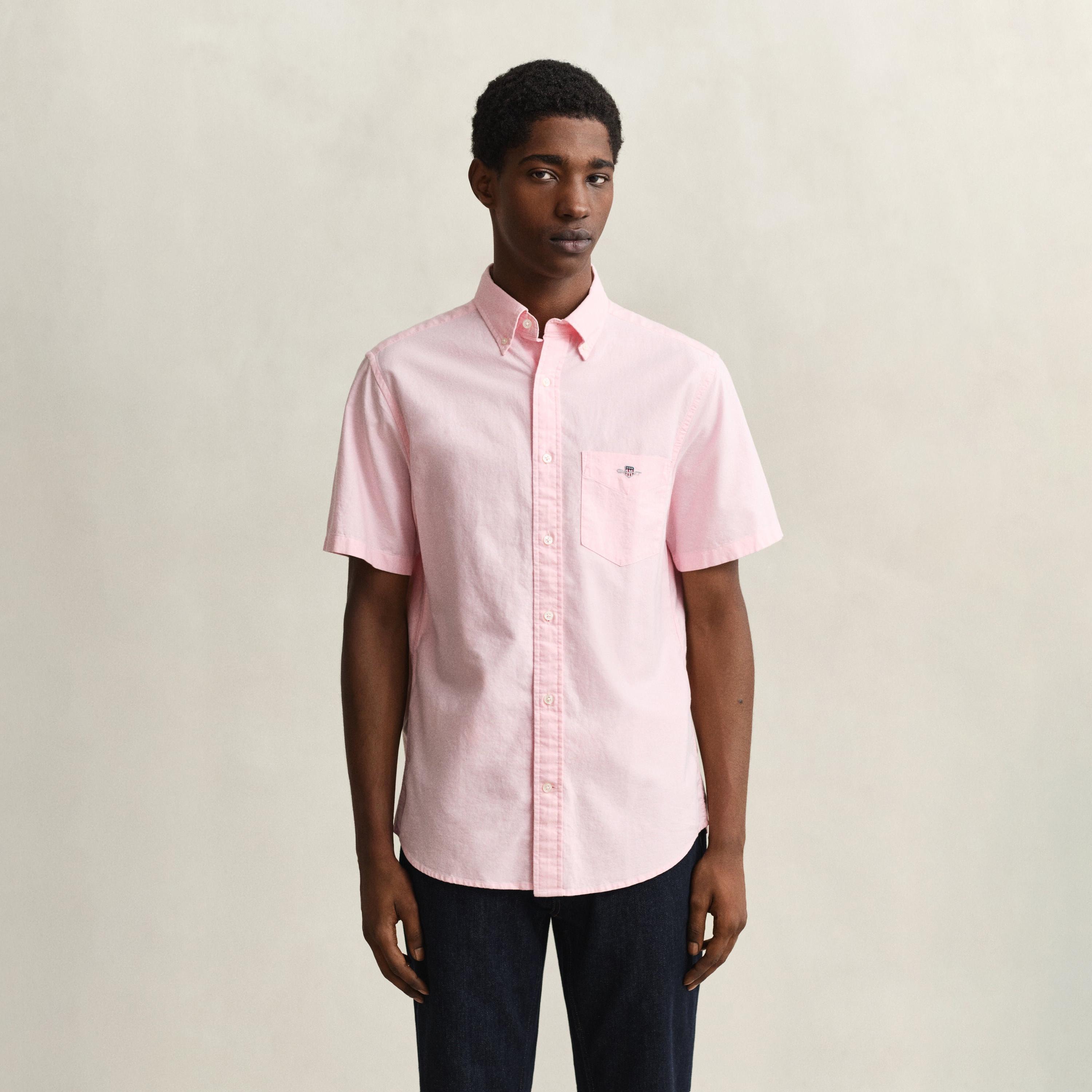 قميص أكسفورد رجالي بقصة عادية بياقة بأزرار وأكمام قصيرة، سادة من جانت-men-clothing-shirts-image-21