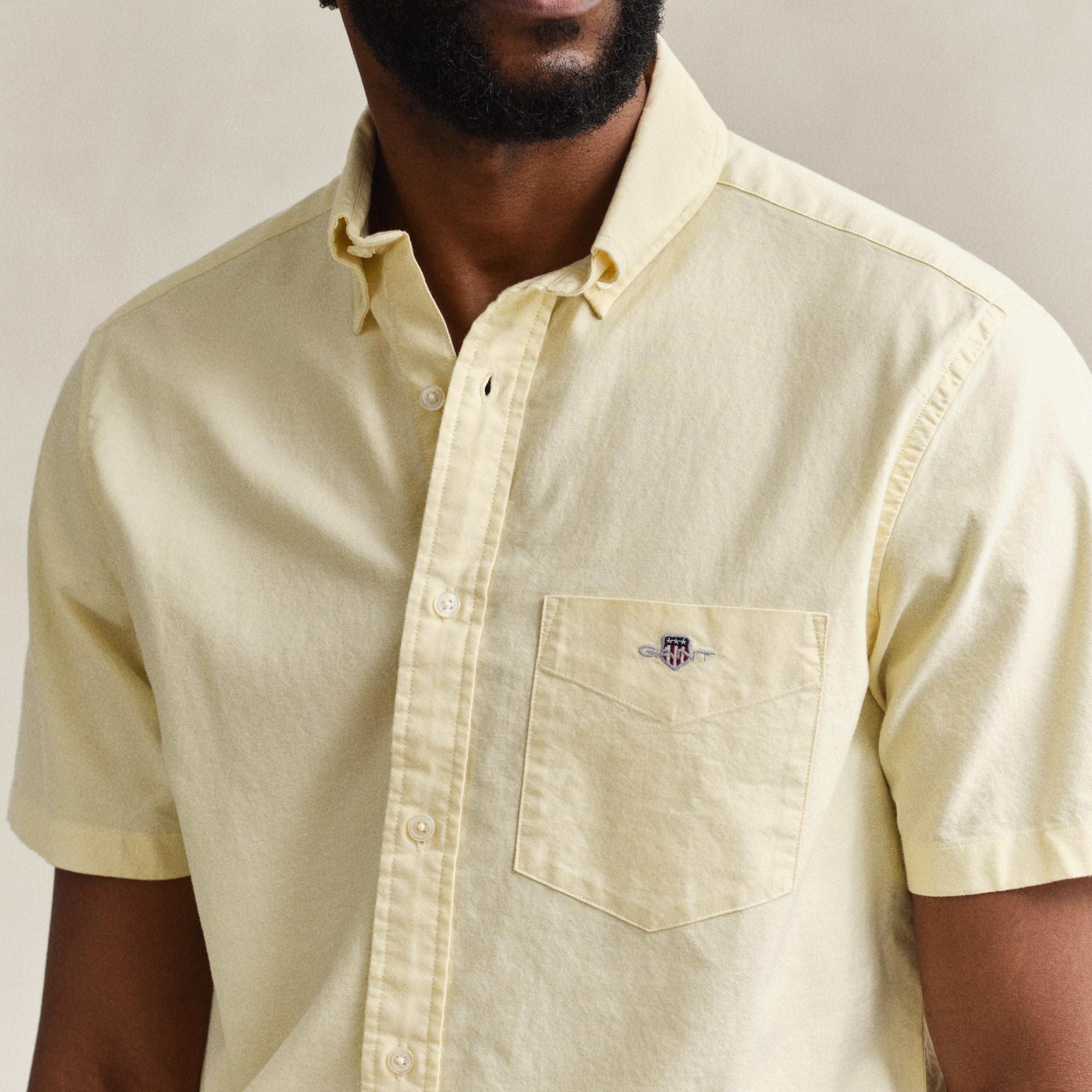 قميص أكسفورد رجالي بقصة عادية بياقة بأزرار وأكمام قصيرة، سادة من جانت-men-clothing-shirts-image-28
