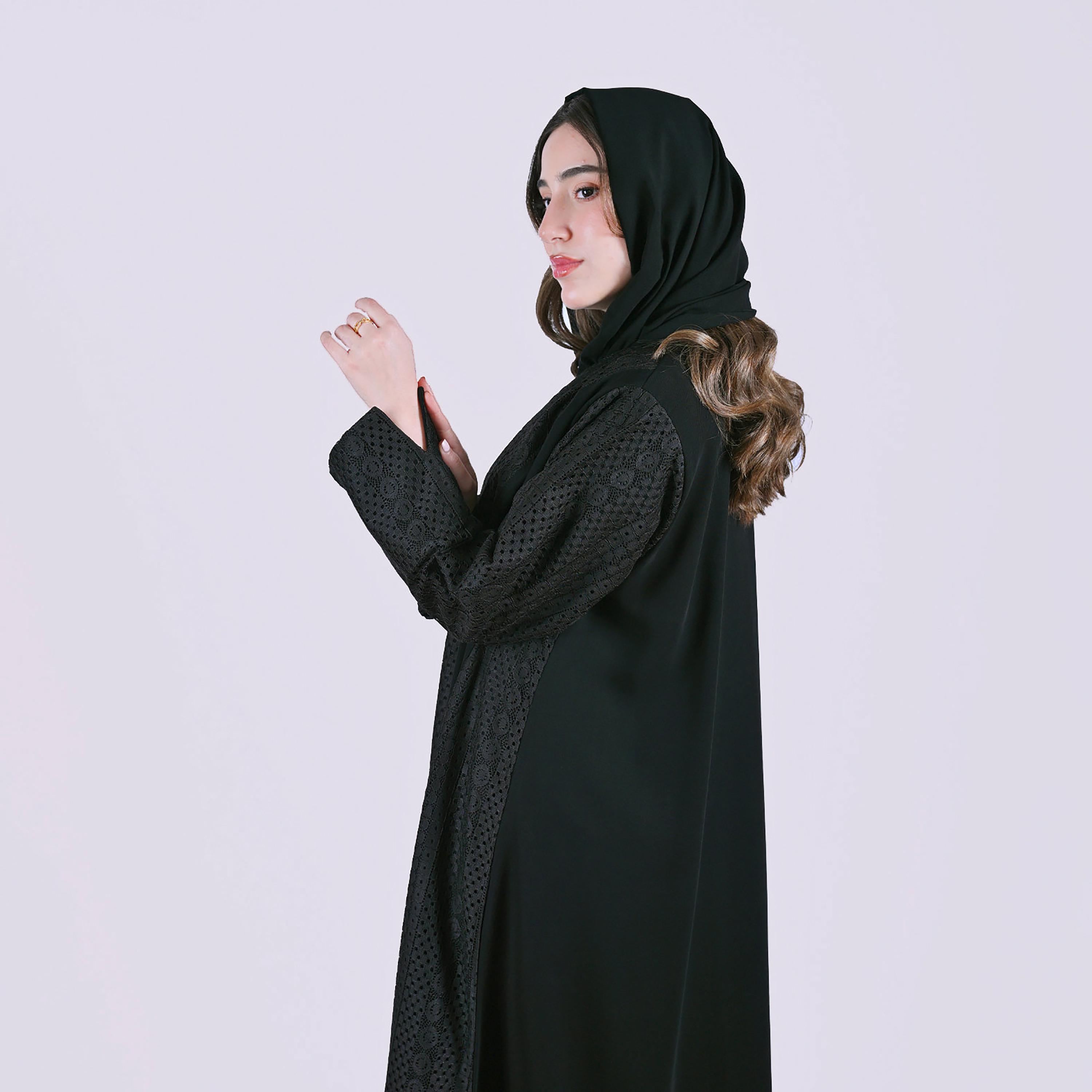 عباءة كتان بأساور عريضة من الدانتيل المطرز مع حجاب سوداء للنساء من حوراء-women-arabicclothing-abayas-image-3