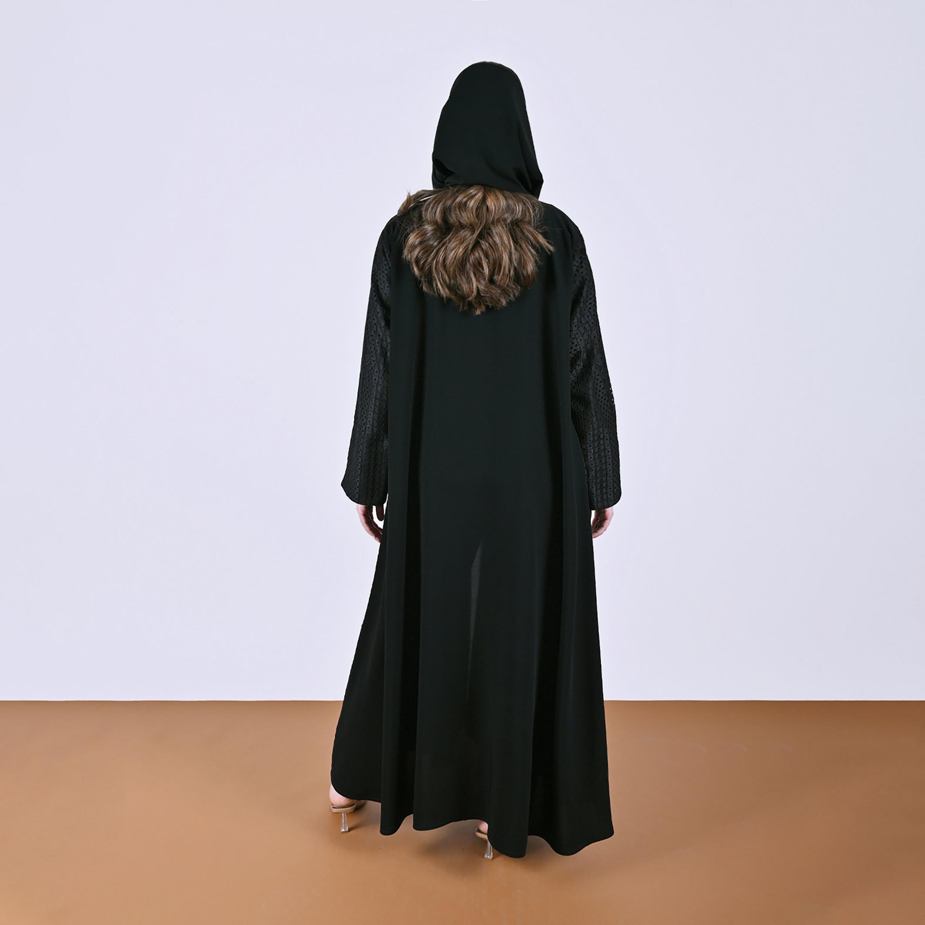 عباءة كتان بأساور عريضة من الدانتيل المطرز مع حجاب سوداء للنساء من حوراء-women-arabicclothing-abayas-image-5