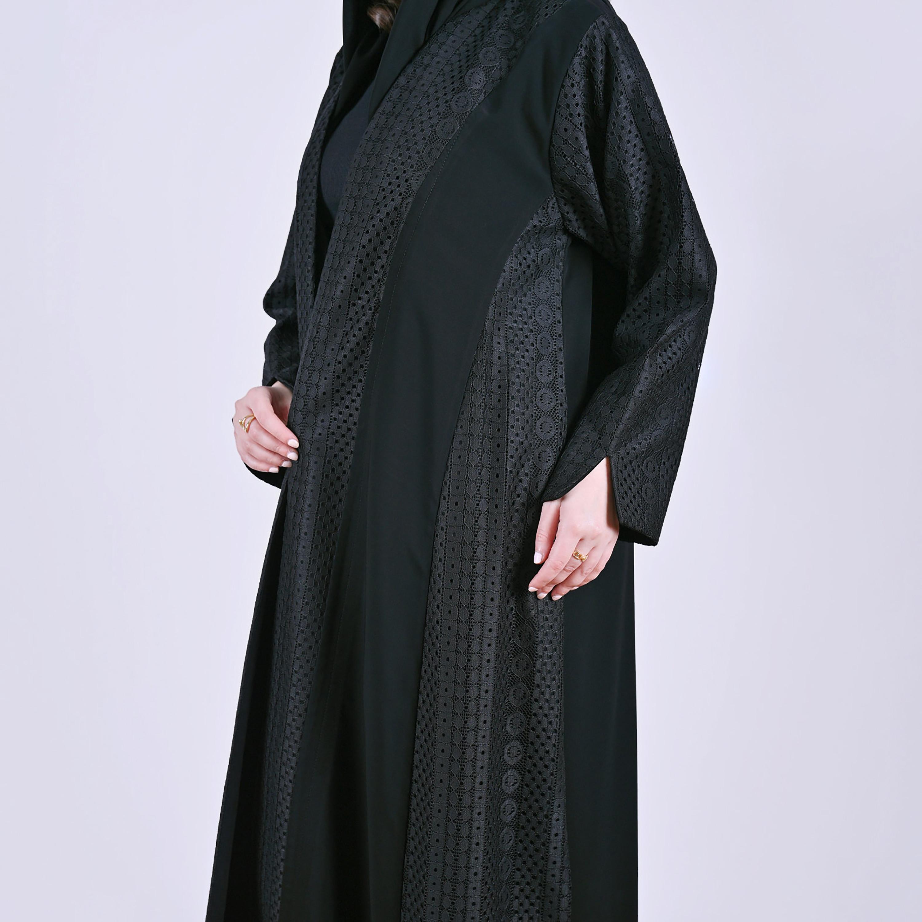 عباءة كتان بأساور عريضة من الدانتيل المطرز مع حجاب سوداء للنساء من حوراء-women-arabicclothing-abayas-image-6