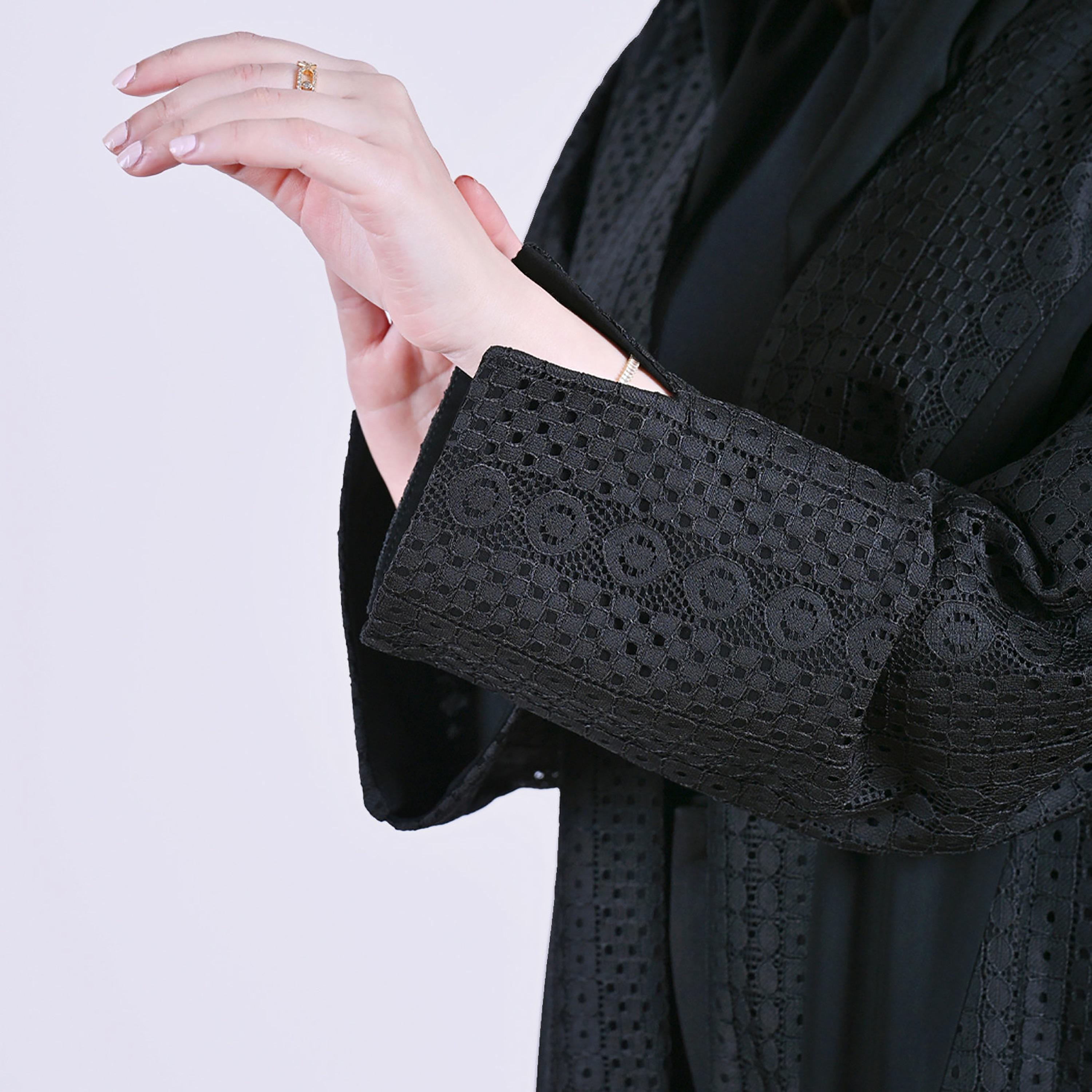 عباءة كتان بأساور عريضة من الدانتيل المطرز مع حجاب سوداء للنساء من حوراء-women-arabicclothing-abayas-image-7