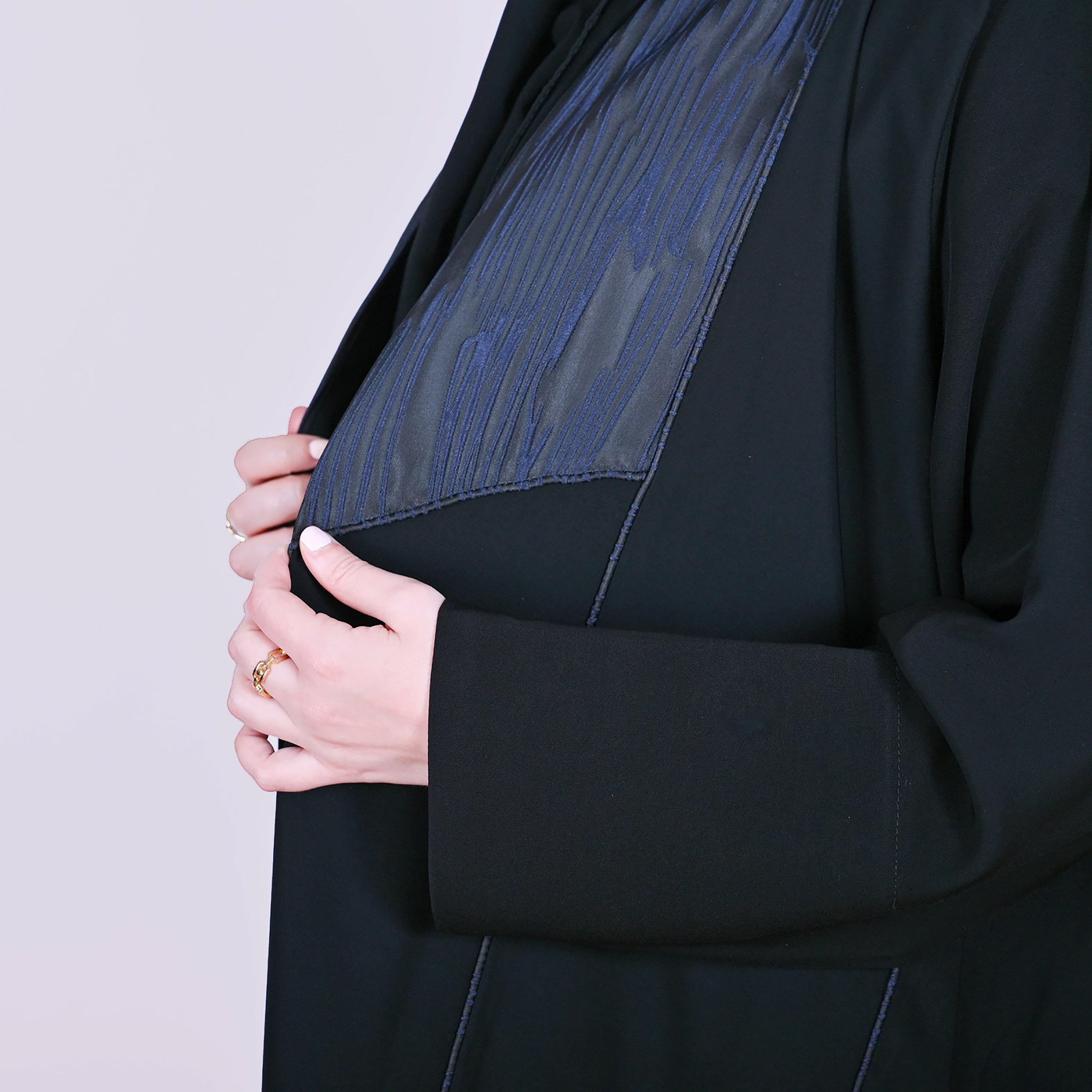 عباءة كتان بأساور عريضة مزينة بكنار جاكار مع حجاب سوداء للنساء من حوراء-women-arabicclothing-abayas-image-7