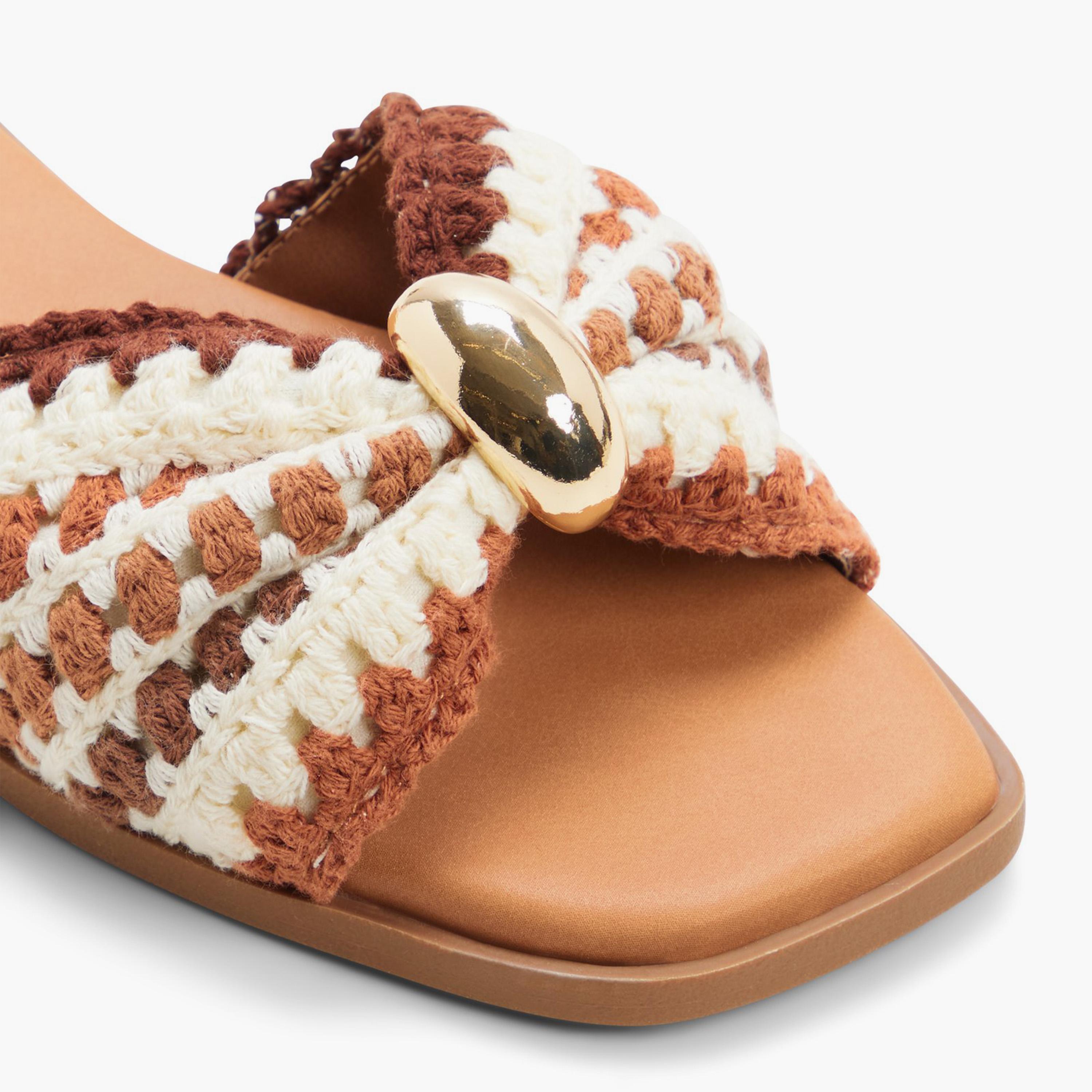 كول ات سبرينغ - صندل كامي نسائي مسطح سهل الارتداء | 30CAMMIEE-women-shoes-sandals-flats-image-2