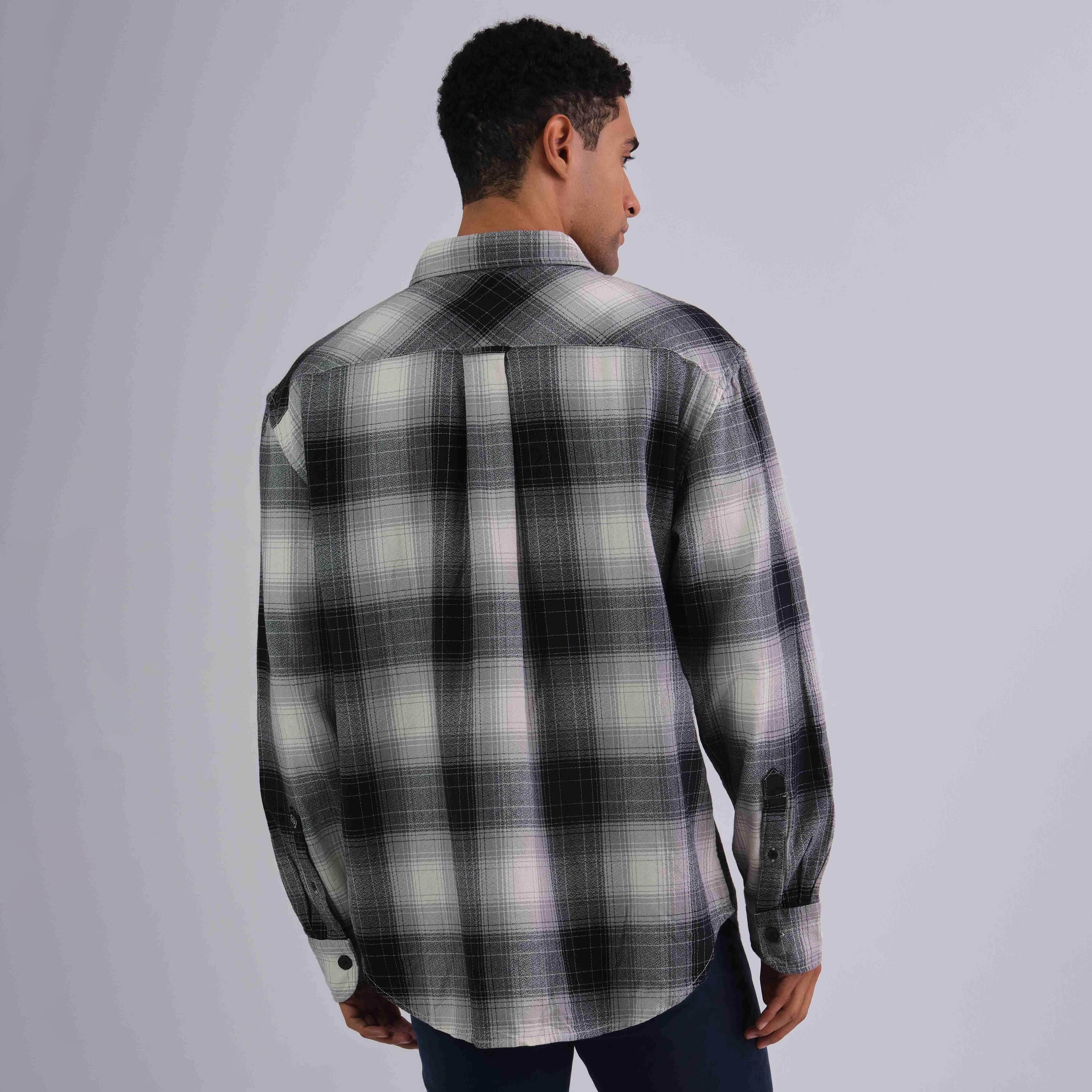 قميص رجالي بأكمام طويلة وياقة مربعة ومقاس مريح من Gant-men-clothing-shirts-image-3