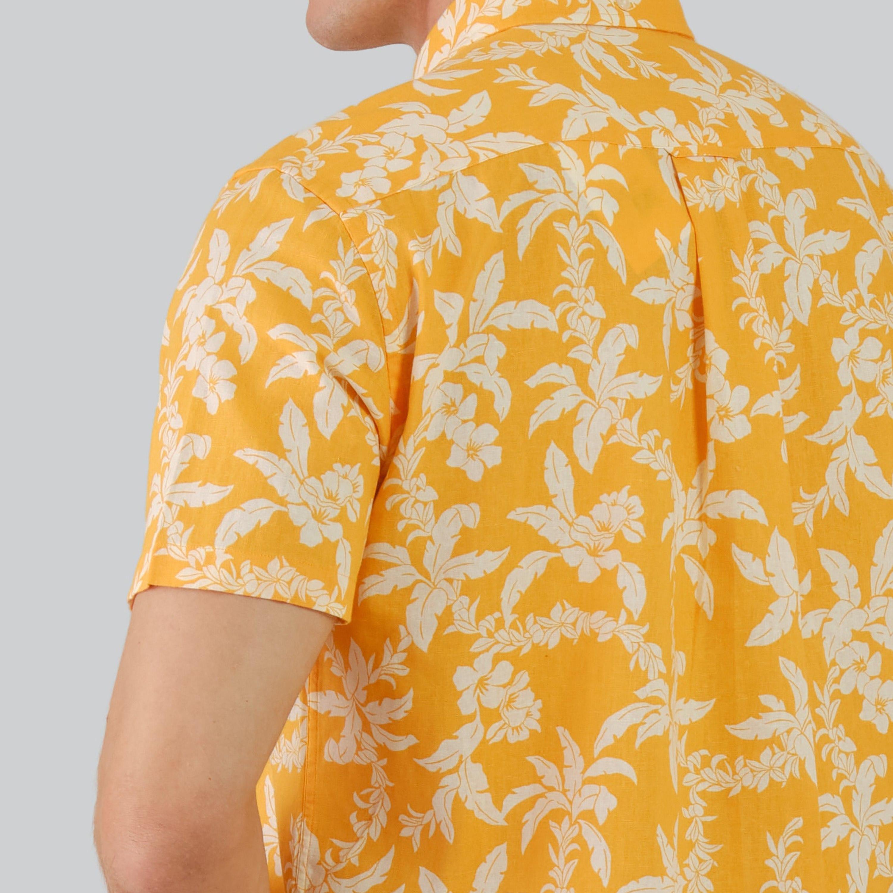 قميص رجالي بأكمام قصيرة وياقة وطبعة زهور من Gant-men-clothing-shirts-image-11
