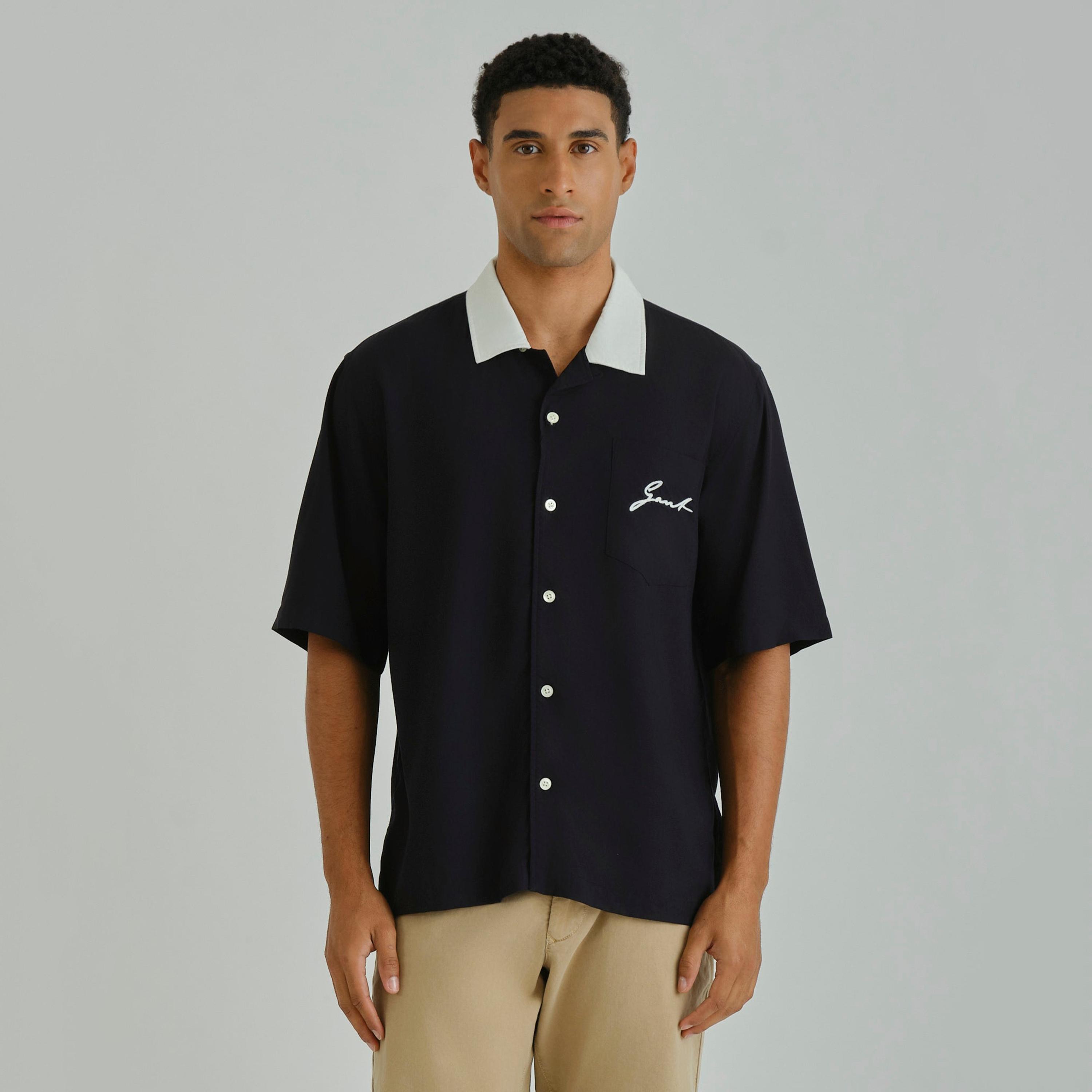 قميص رجالي بقصة عادية بياقة ريزورت سادة وأكمام قصيرة من جانت.-men-clothing-shirts-image-5