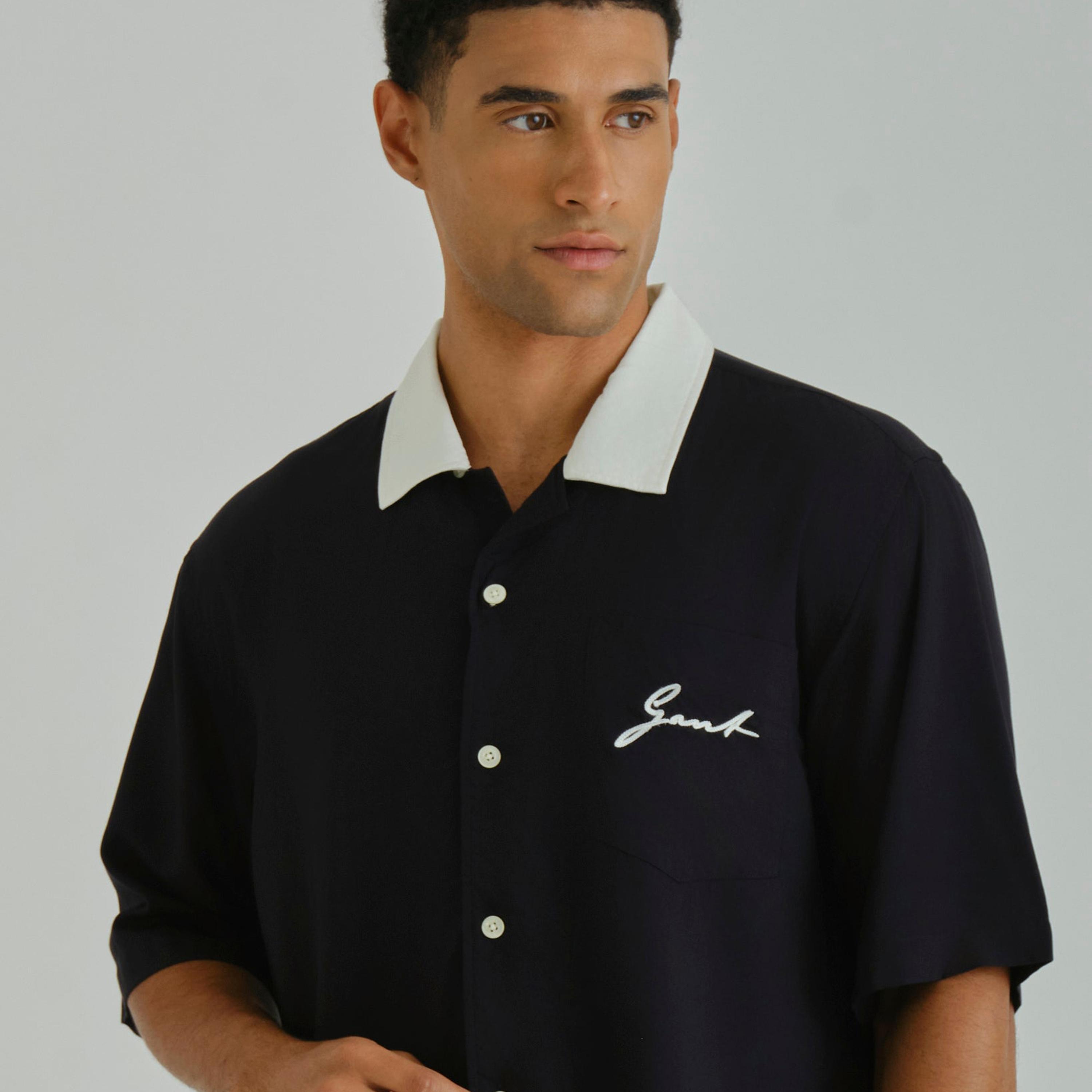 قميص رجالي بقصة عادية بياقة ريزورت سادة وأكمام قصيرة من جانت.-men-clothing-shirts-image-6