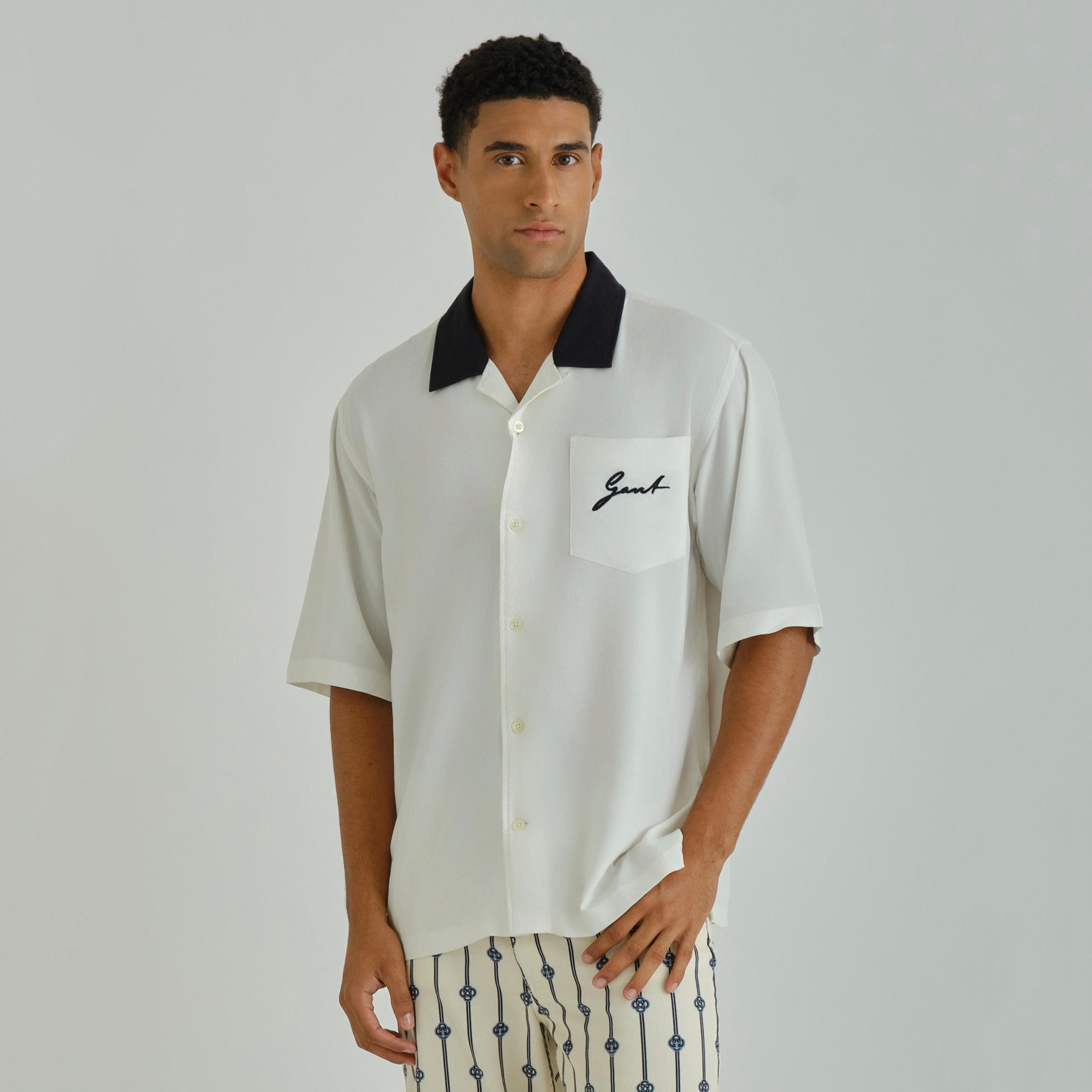 قميص رجالي بقصة عادية بياقة ريزورت سادة وأكمام قصيرة من جانت.-men-clothing-shirts-image-1