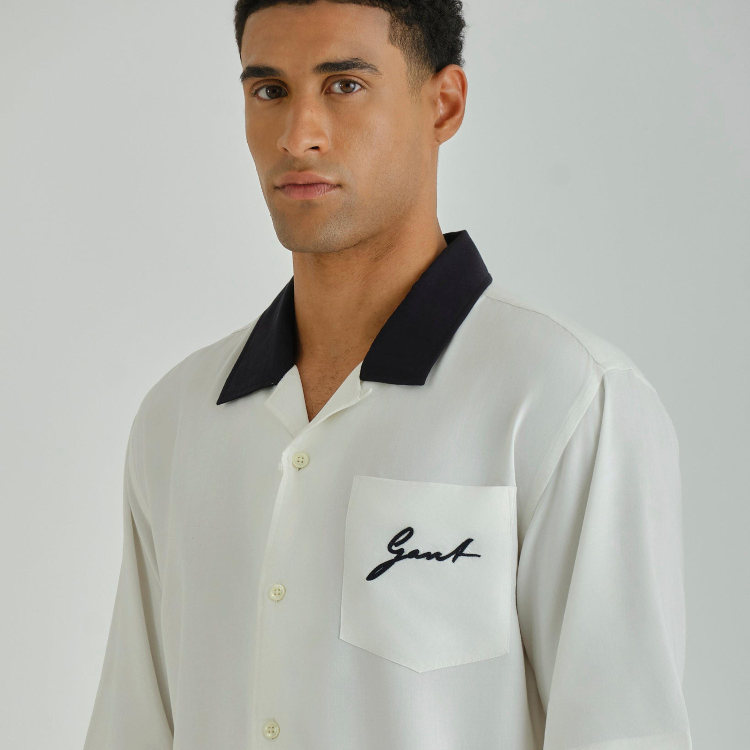 قميص رجالي بقصة عادية بياقة ريزورت سادة وأكمام قصيرة من جانت.-men-clothing-shirts-image-2