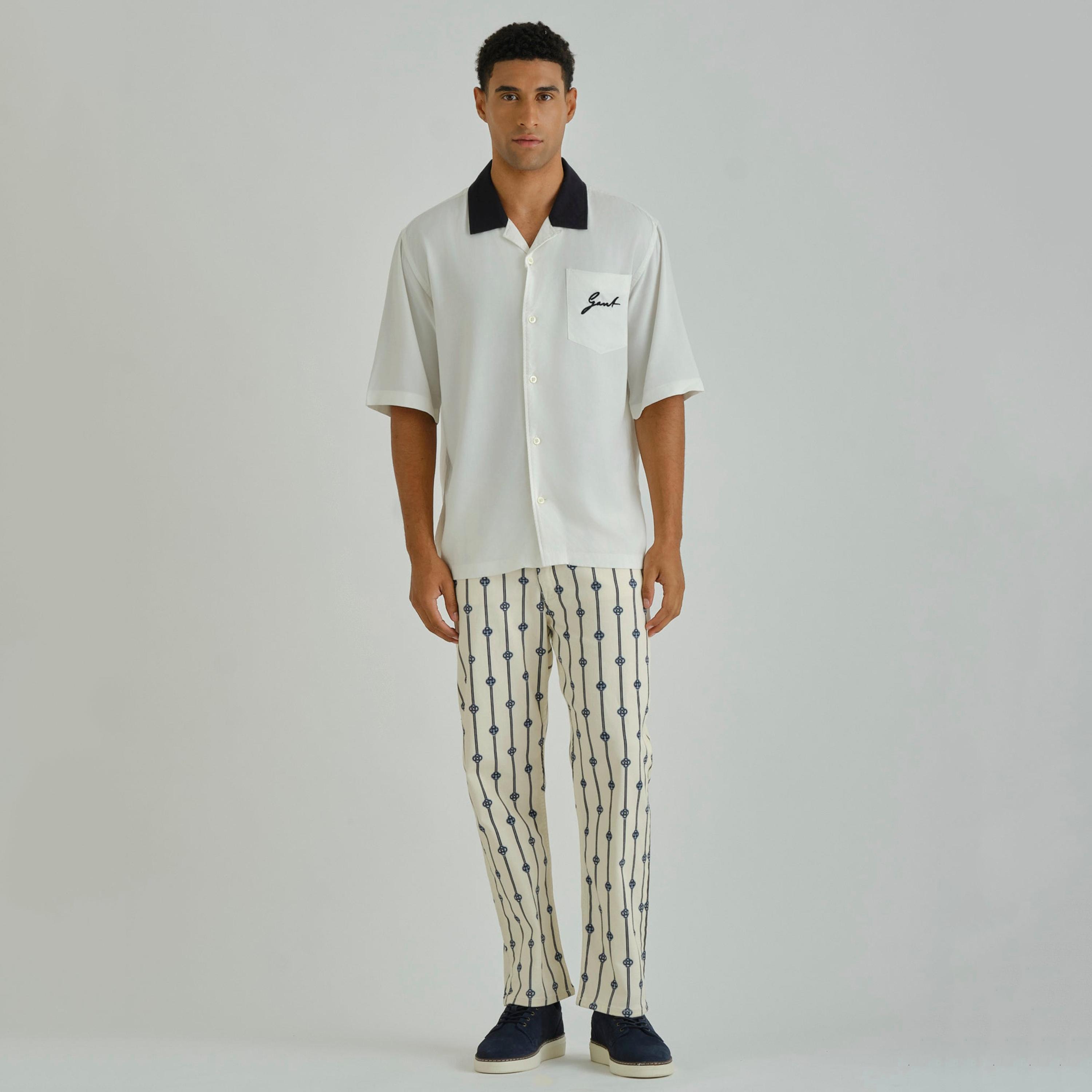 قميص رجالي بقصة عادية بياقة ريزورت سادة وأكمام قصيرة من جانت.-men-clothing-shirts-image-3