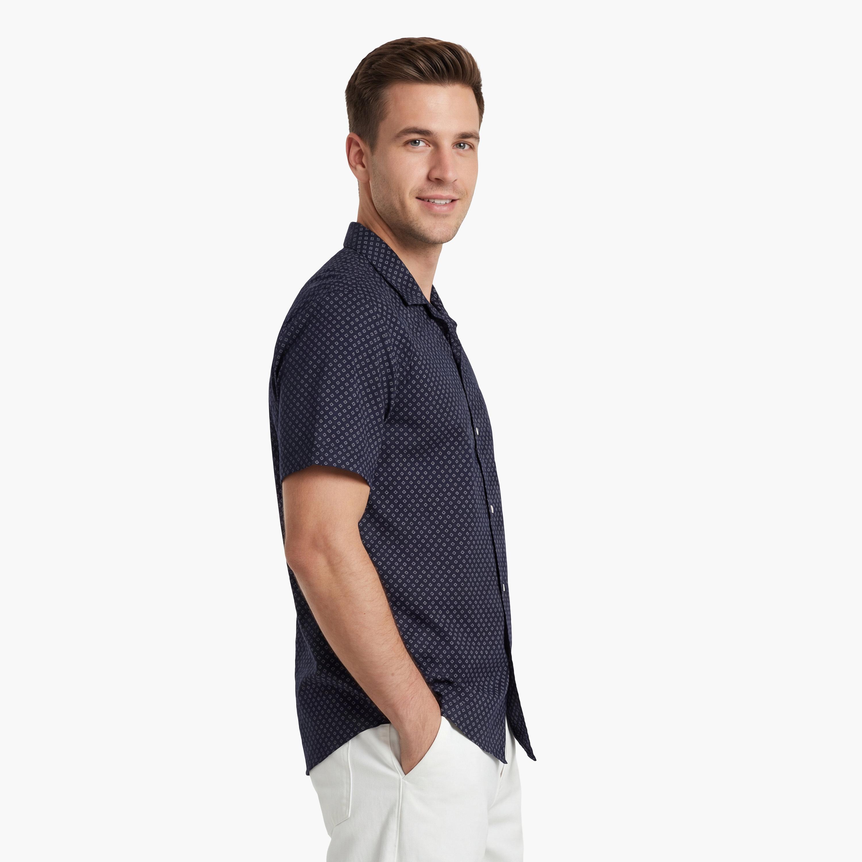 قميص كتان رجالي بأكمام قصيرة وقصة "ريجيولار فيت" بطبعة هندسية وياقة "سبريد" من جانت-men-clothing-shirts-image-3