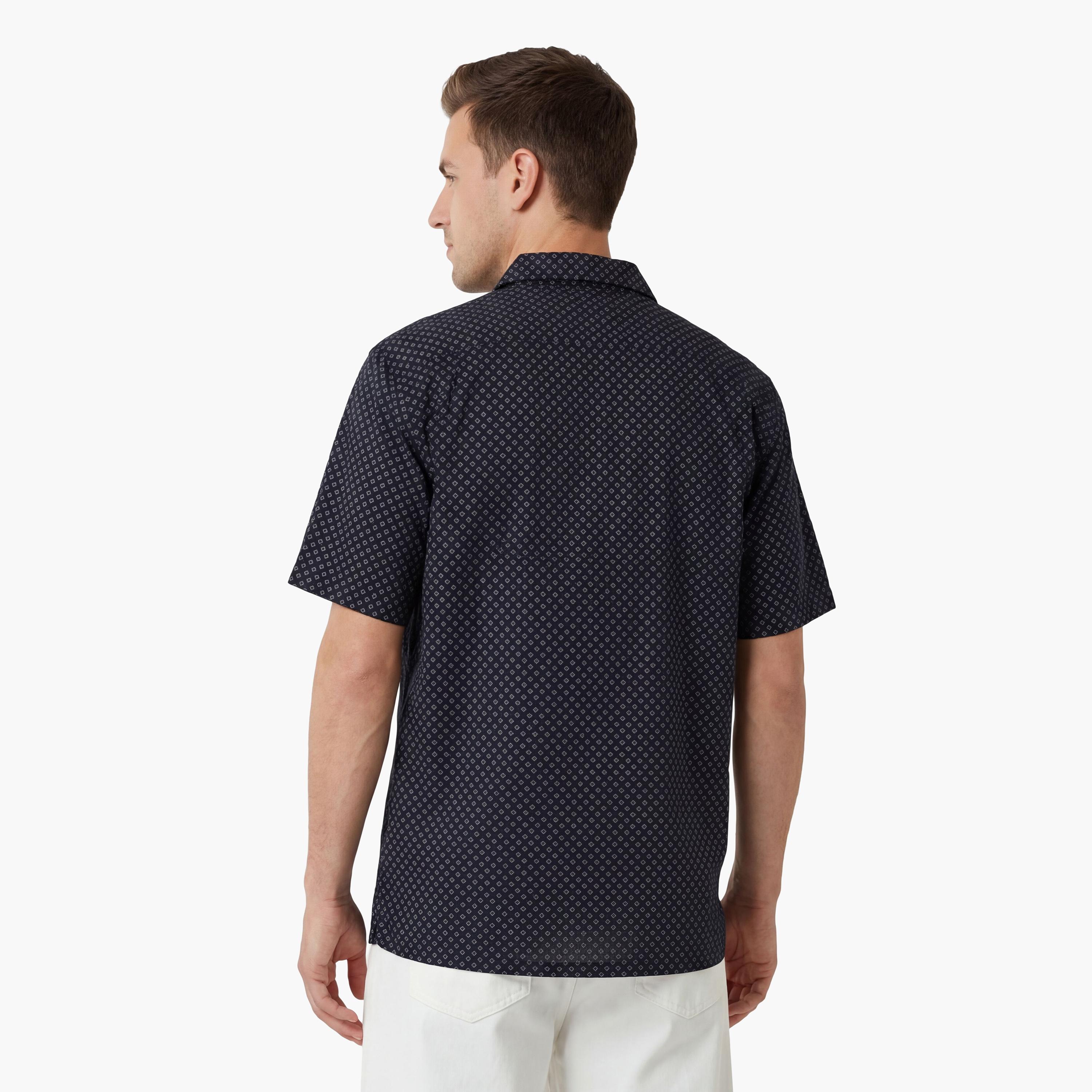 قميص كتان رجالي بأكمام قصيرة وقصة "ريجيولار فيت" بطبعة هندسية وياقة "سبريد" من جانت-men-clothing-shirts-image-4