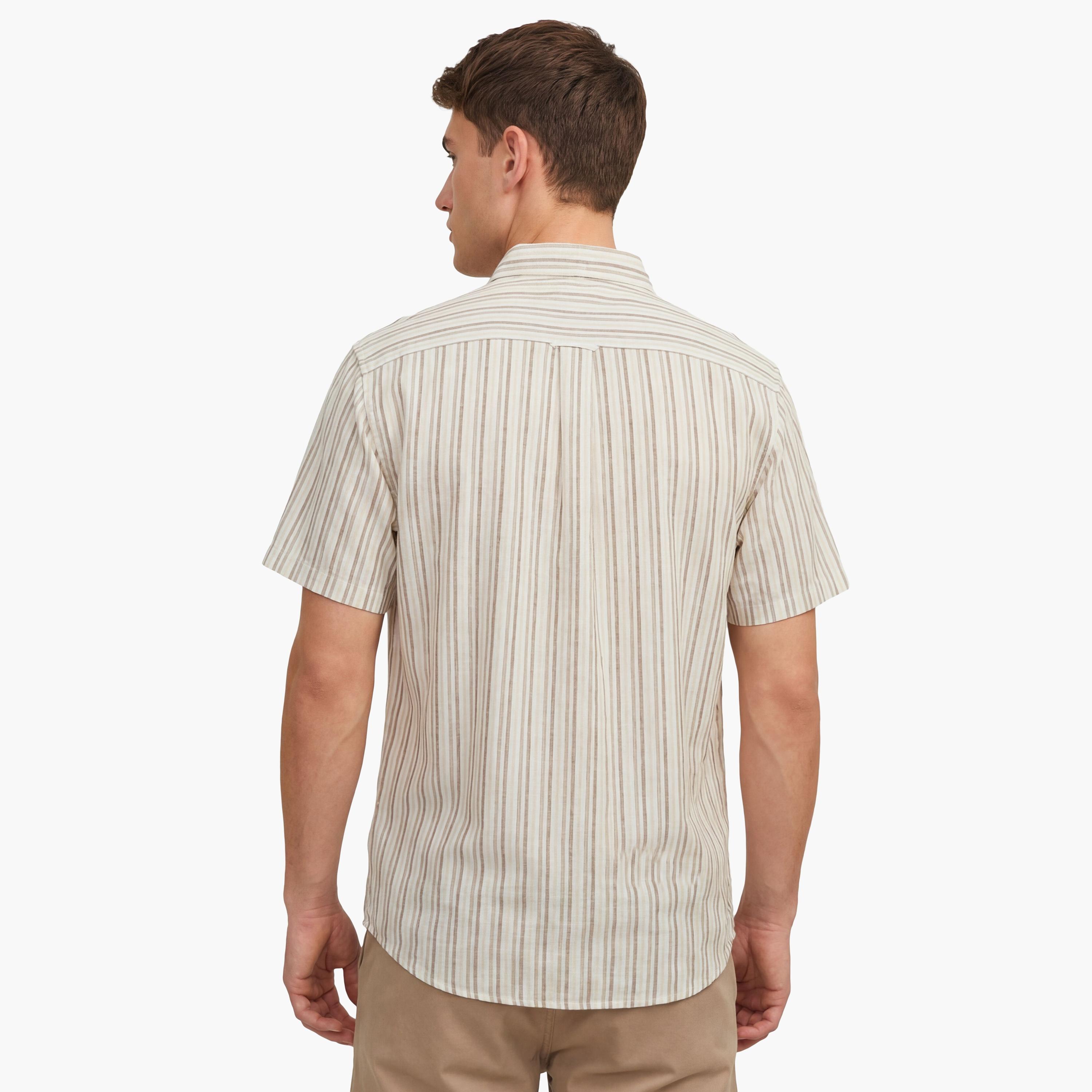قميص كتان رجالي بأكمام قصيرة وقصة "ريجيولار فيت" مخطط وياقة "بوتن داون" من جانت-men-clothing-shirts-image-4