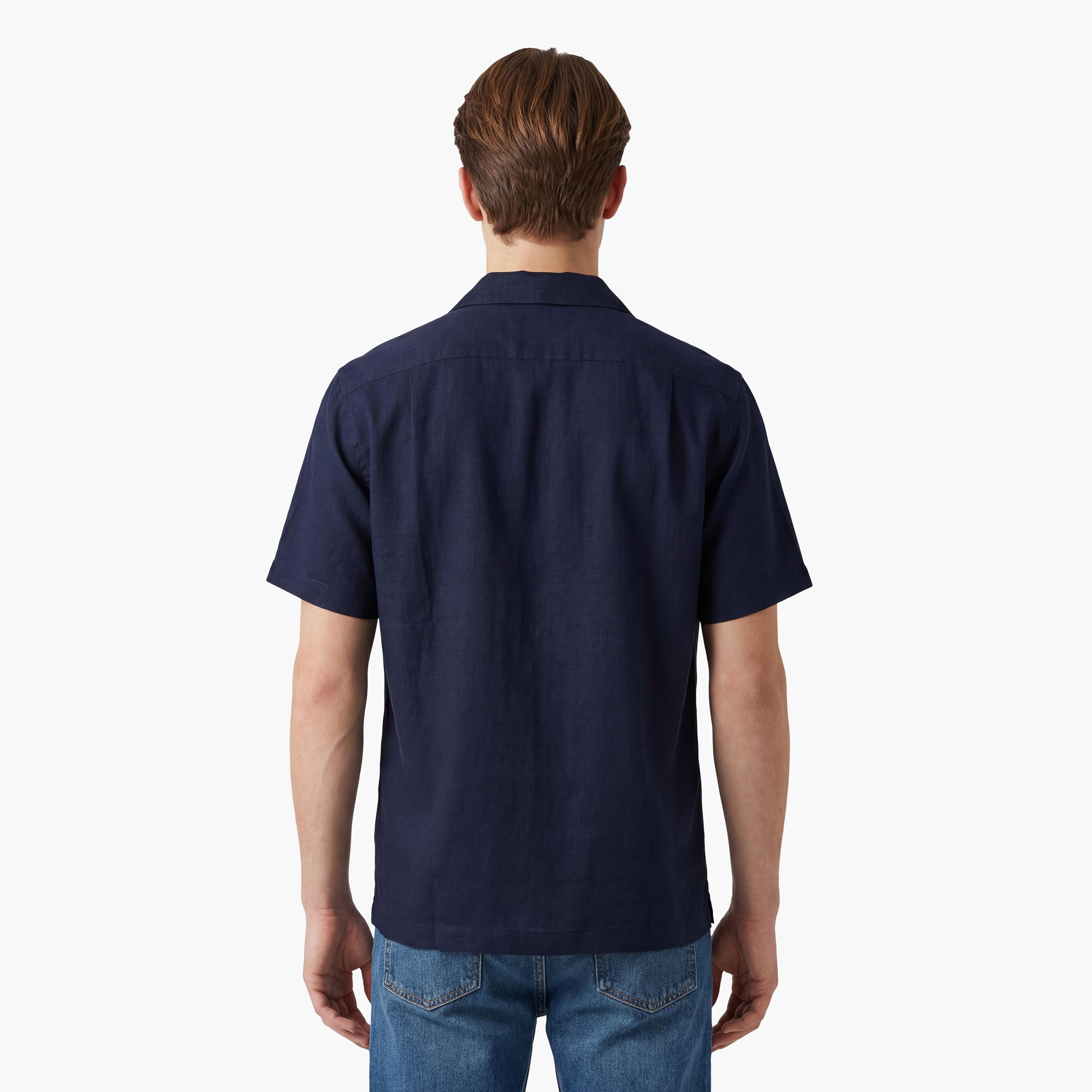 قميص رجالي بقصة عادية بياقة ريزورت سادة وأكمام قصيرة من جانت.-men-clothing-shirts-image-4