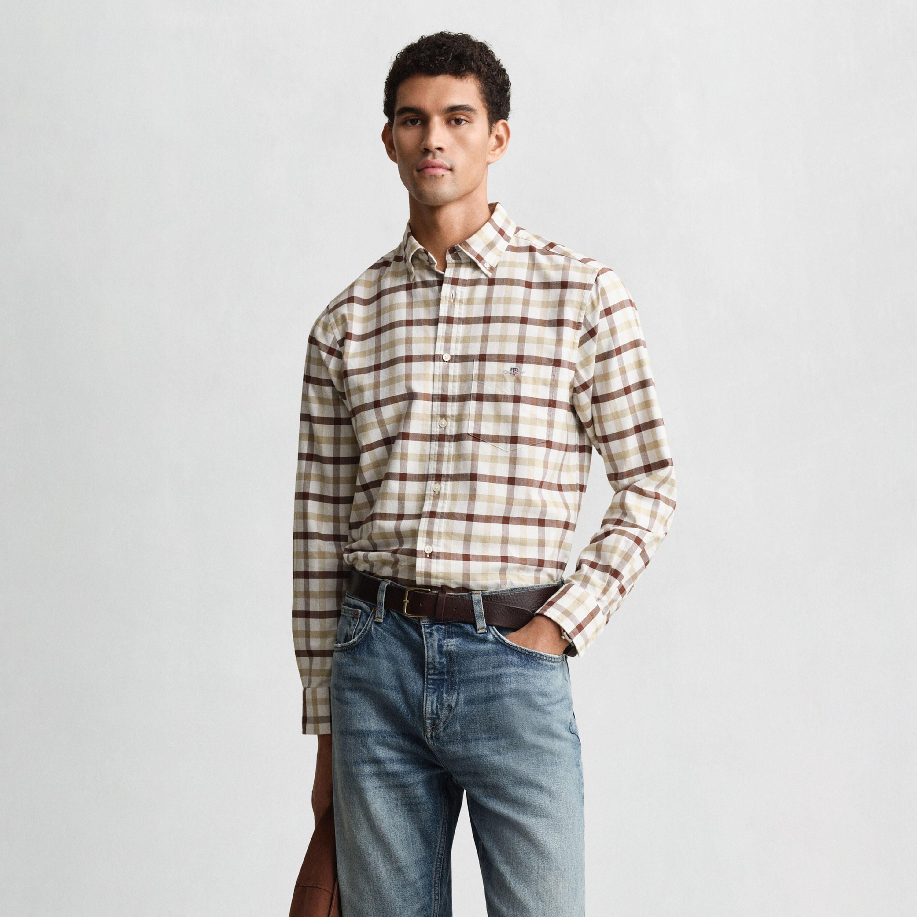 قميص رجالي بقصّة عادية وأكمام طويلة وياقة بأزرار من جانت-men-clothing-shirts-image-1