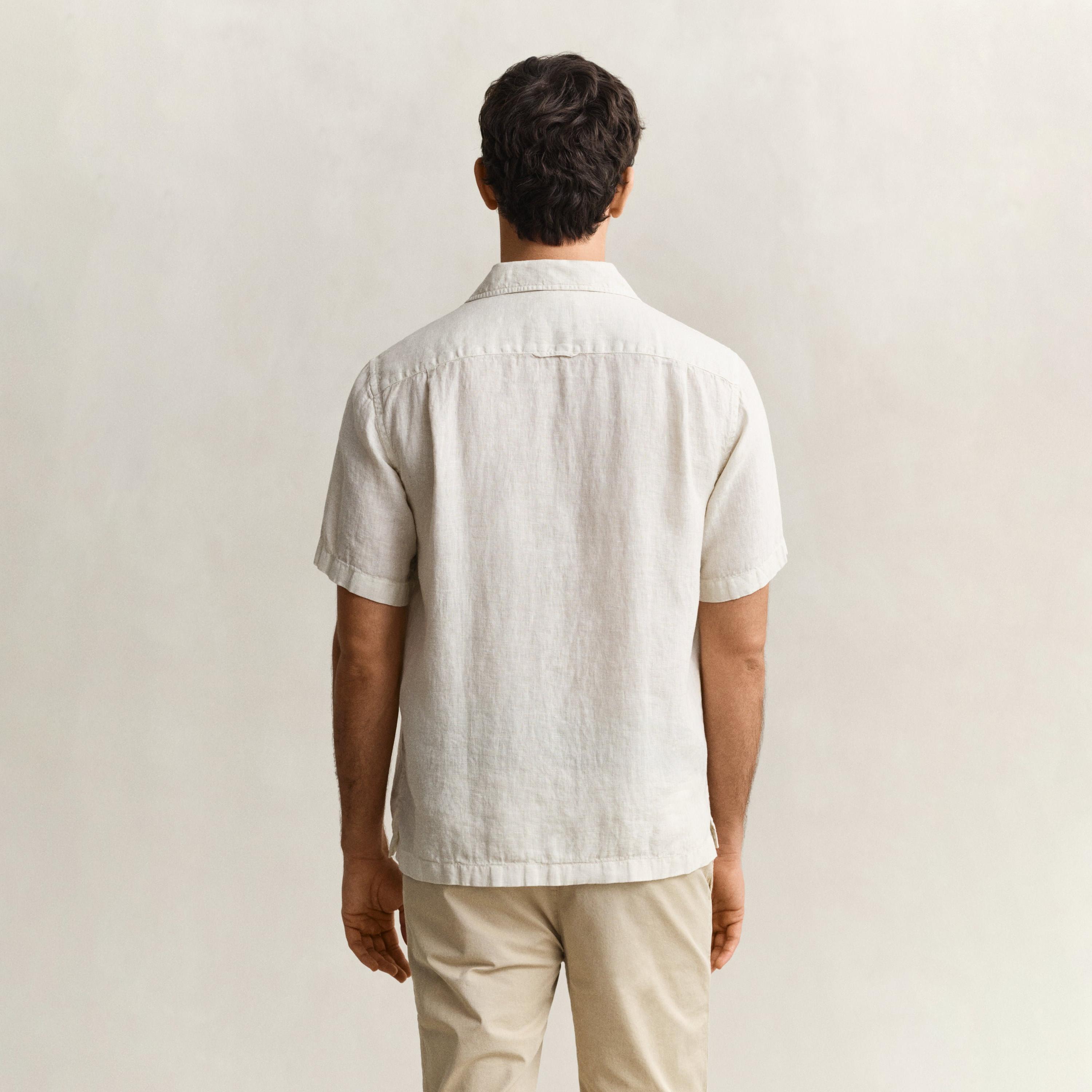 قميص كتان رجالي بأكمام قصيرة وقصة "ريجيولار فيت" سادة وياقة "ريزورت" من جانت-men-clothing-shirts-image-4