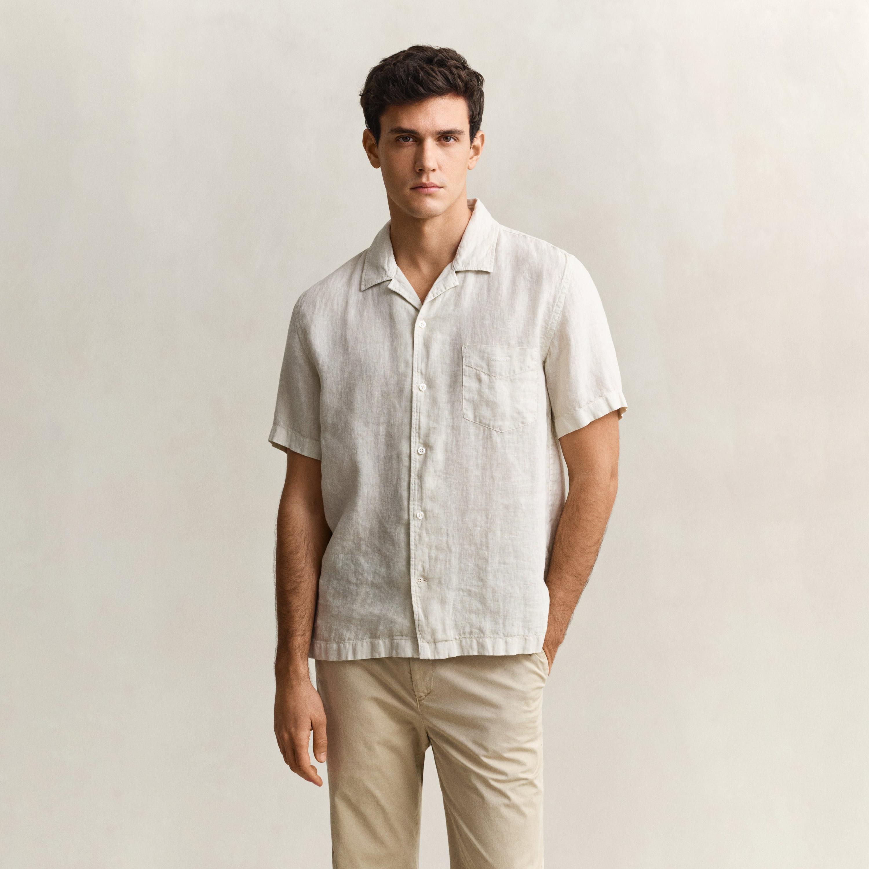 قميص كتان رجالي بأكمام قصيرة وقصة "ريجيولار فيت" سادة وياقة "ريزورت" من جانت-men-clothing-shirts-image-5