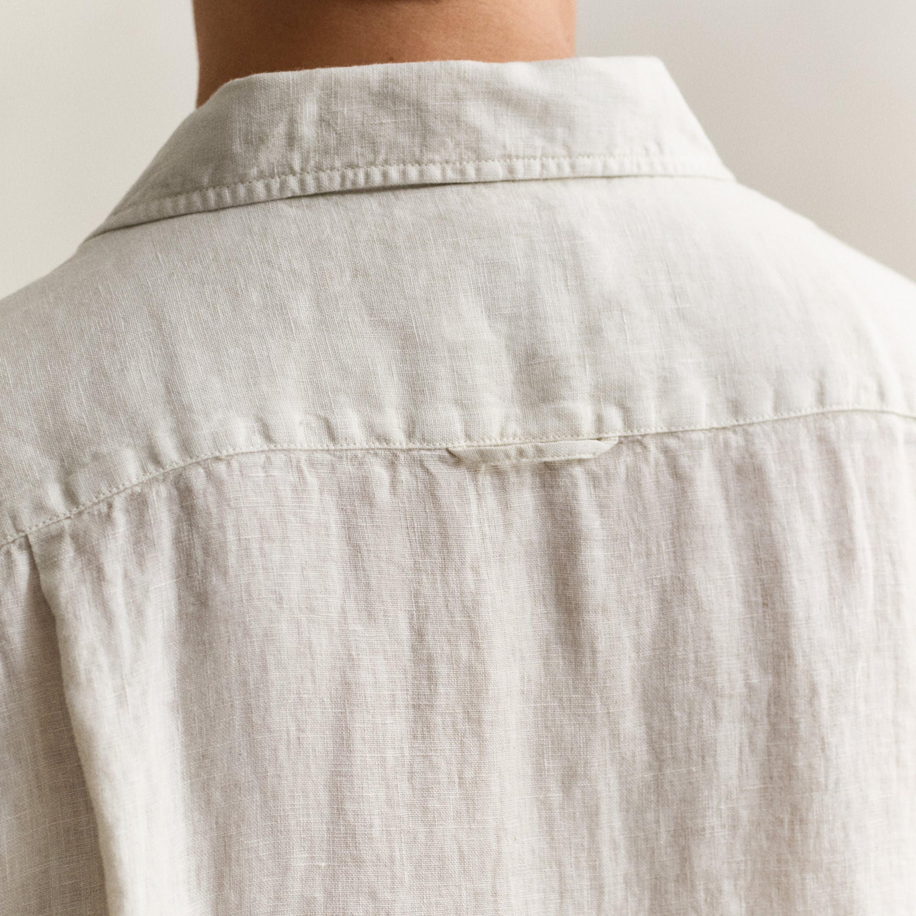 قميص كتان رجالي بأكمام قصيرة وقصة "ريجيولار فيت" سادة وياقة "ريزورت" من جانت-men-clothing-shirts-image-6