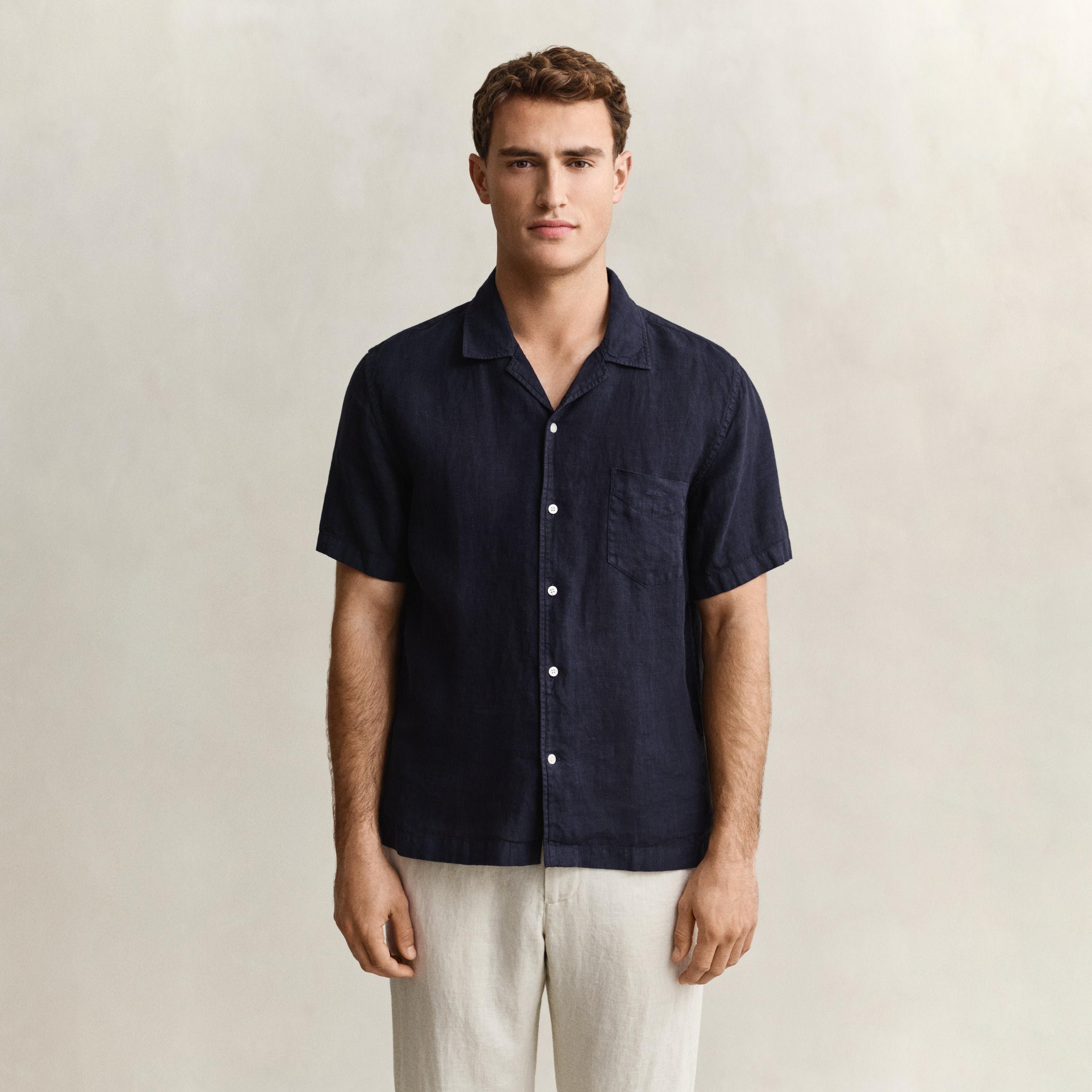قميص كتان رجالي بأكمام قصيرة وقصة "ريجيولار فيت" سادة وياقة "ريزورت" من جانت-men-clothing-shirts-image-11