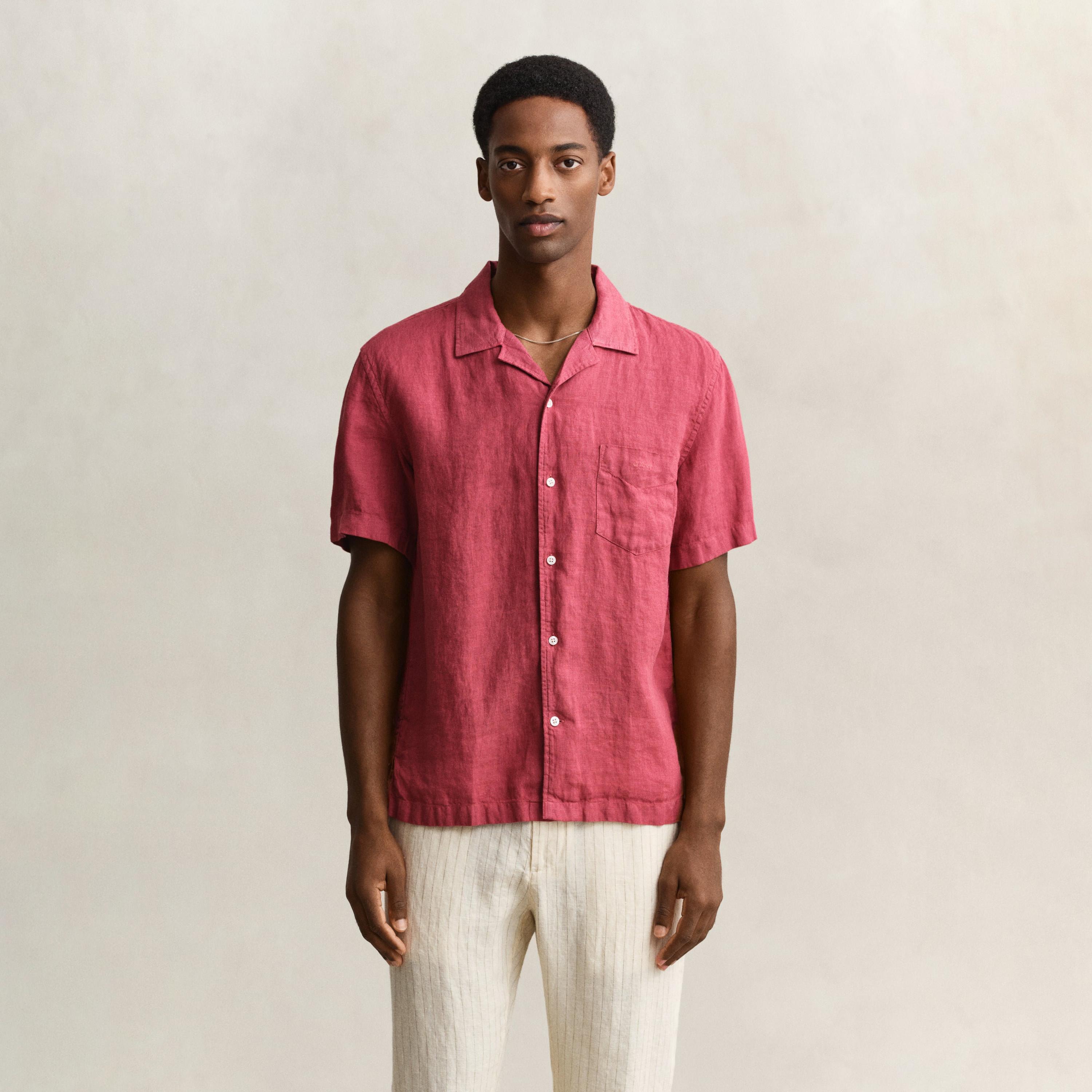قميص كتان رجالي بأكمام قصيرة وقصة "ريجيولار فيت" سادة وياقة "ريزورت" من جانت-men-clothing-shirts-image-19