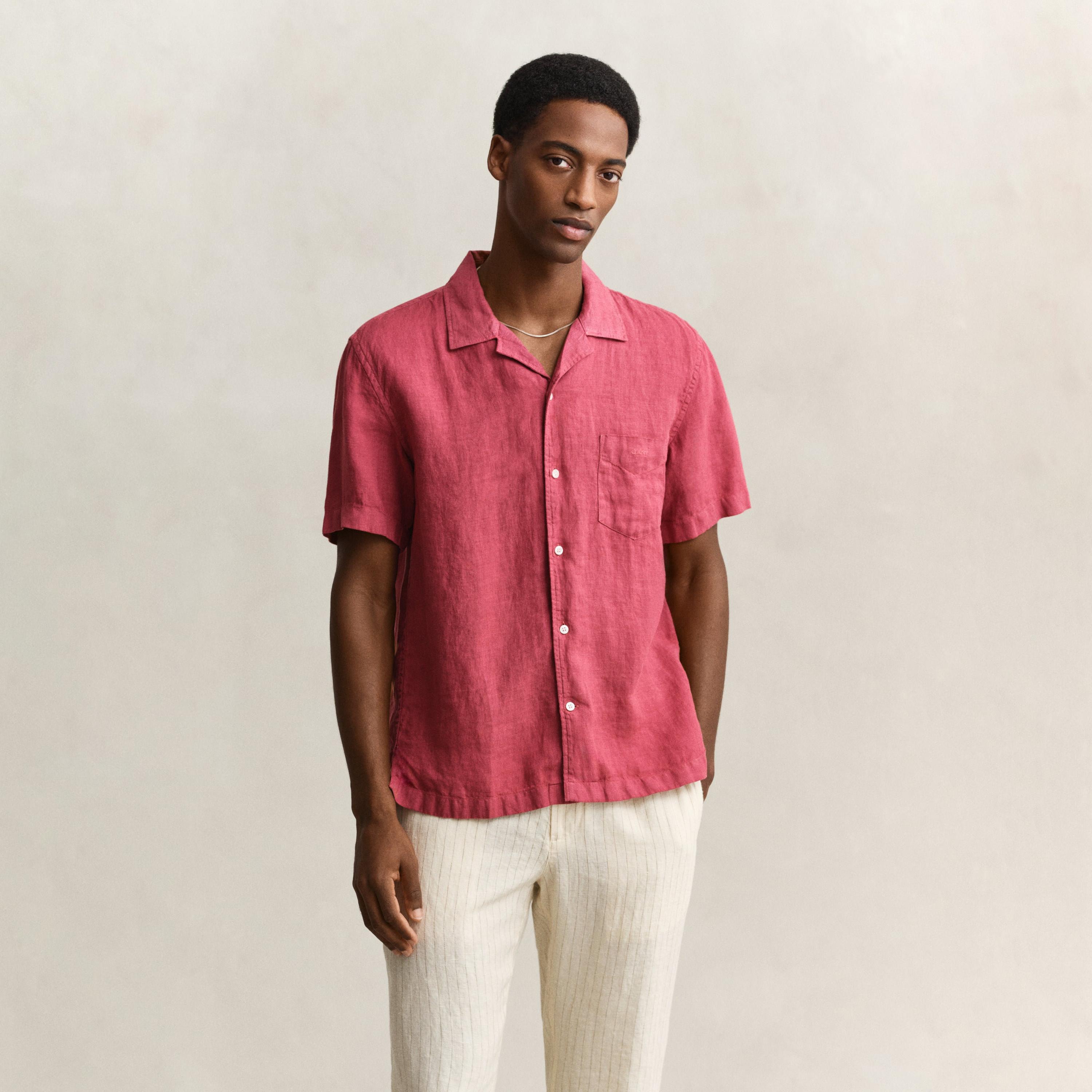 قميص كتان رجالي بأكمام قصيرة وقصة "ريجيولار فيت" سادة وياقة "ريزورت" من جانت-men-clothing-shirts-image-23